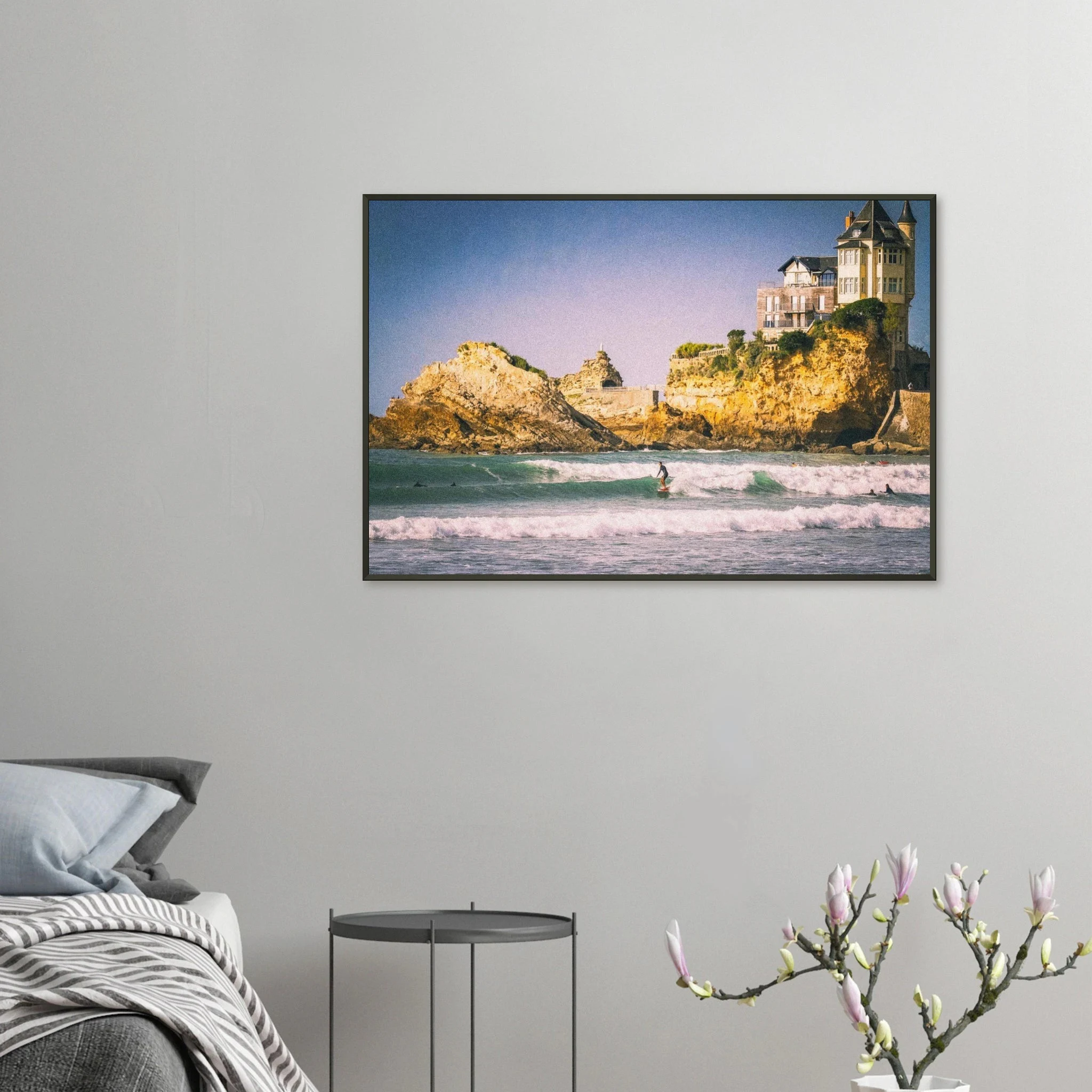 Biarritz, Frankreich – Mondäner Surfort am baskischen Atlantik, Wiege des europäischen Wellenreitens seit den 1950er-Jahren. Poster im Metallrahmen.