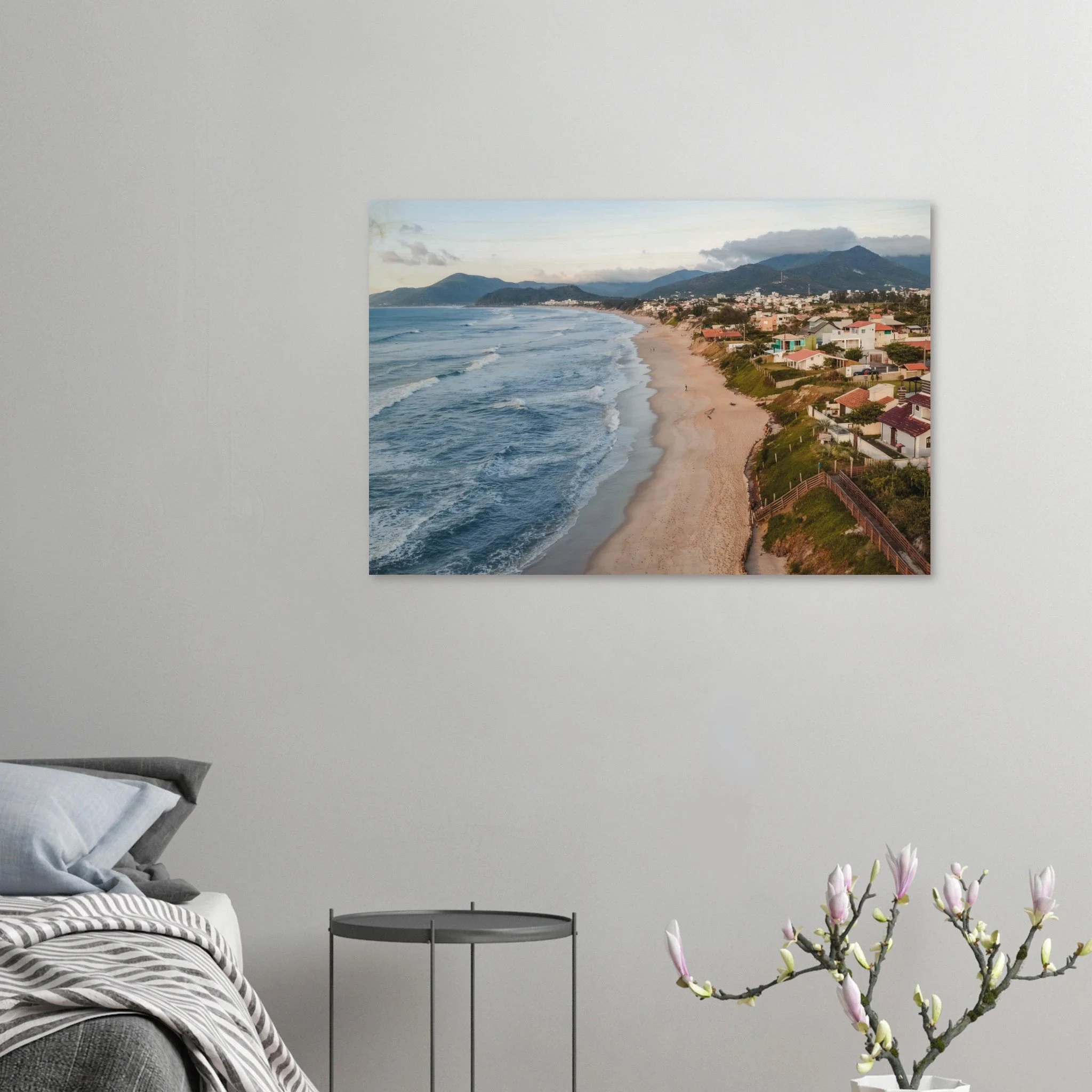 Florianópolis, Brasilien – Insel in Santa Catarina mit über 40 Stränden und Heimspot brasilianischer Pro-Surfer. Kunstdruck auf Holz.
