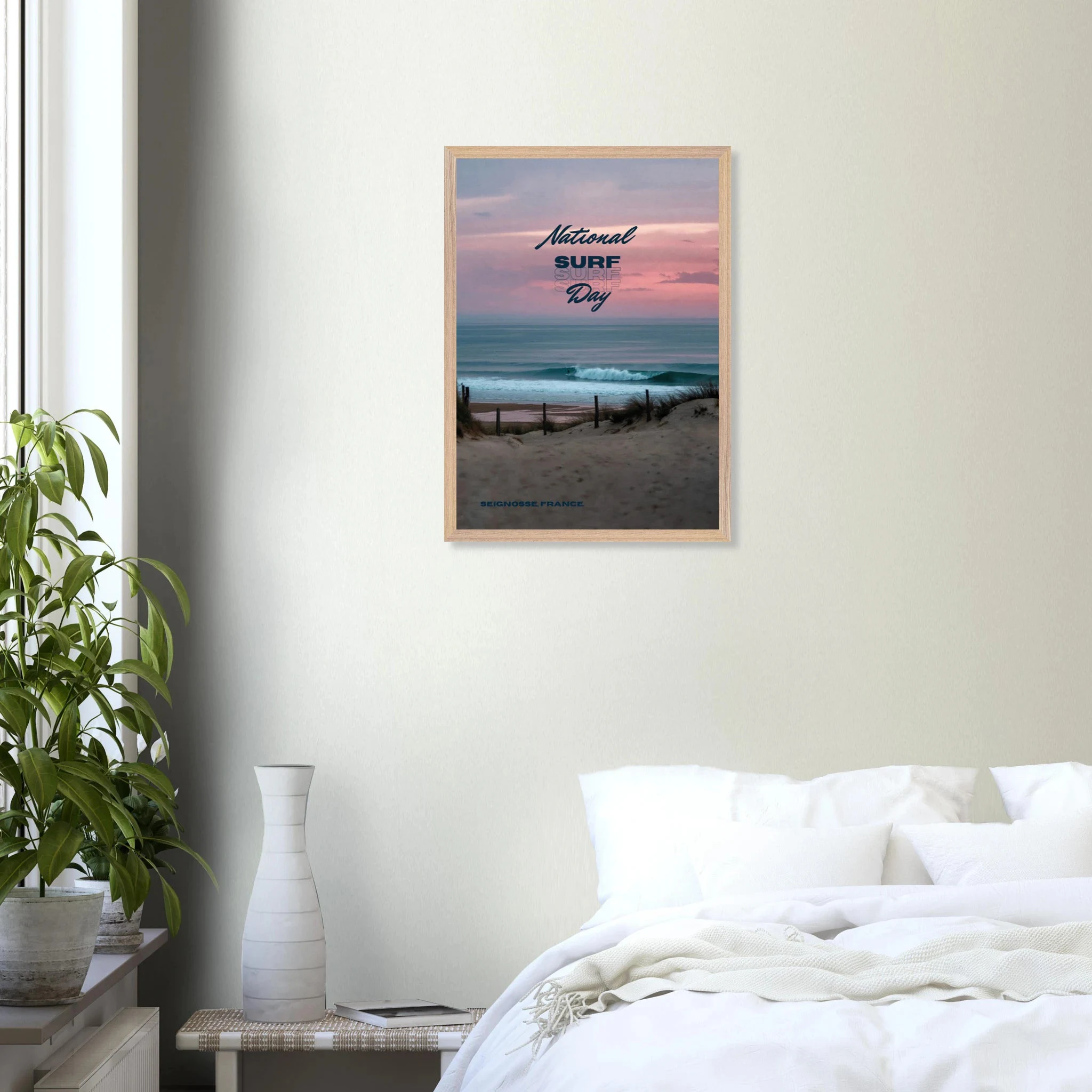 Seignosse, Frankreich – Dünenstrand in den Landes mit hohlen Beachbreaks und ausgeprägter Herbstsaison. Poster im Galerie-Holzrahmen.