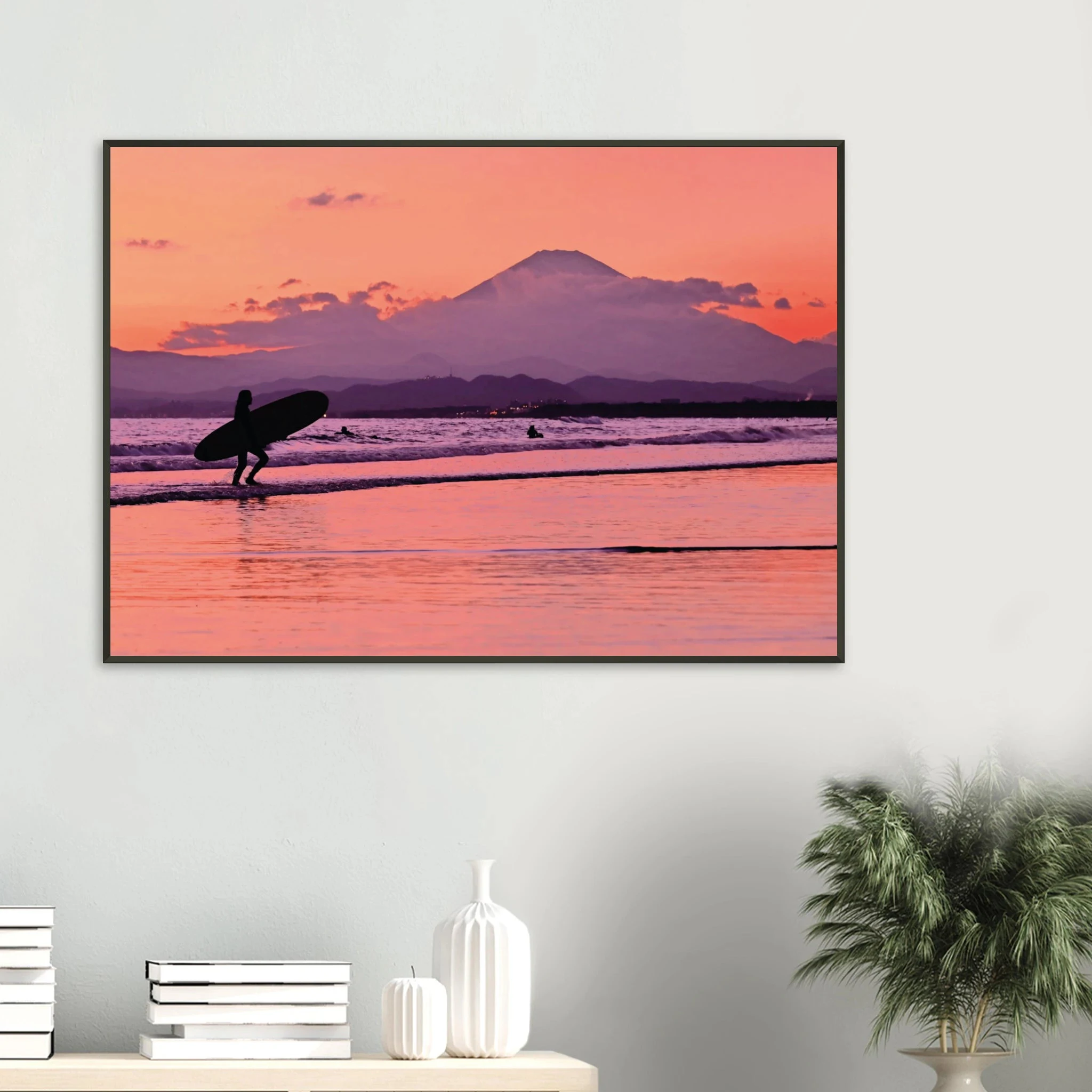 Shonan, Japan – Surfregion an der Sagami-Bucht südwestlich von Tokio, Wiege des japanischen Wellenreitens. Poster im Metallrahmen.