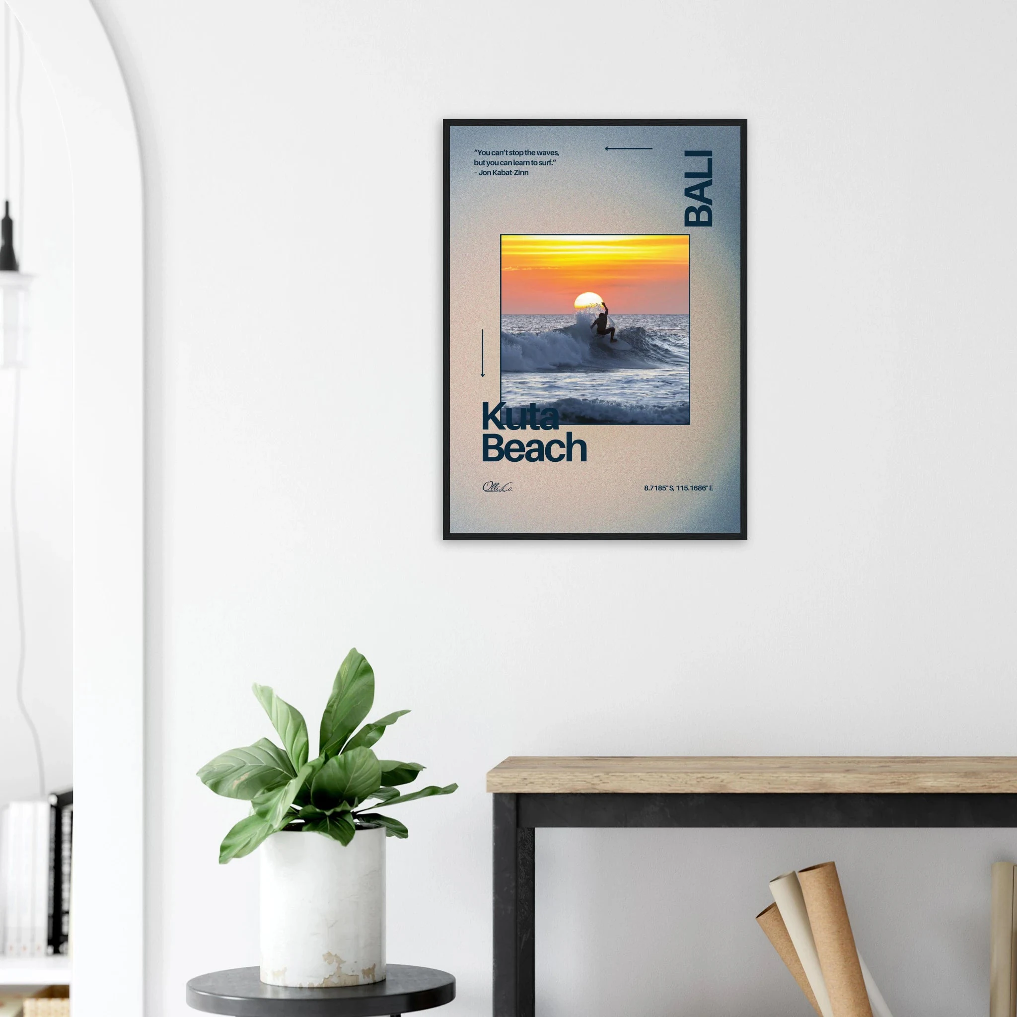 Kuta Beach, Bali (Indonesien) – Belebter Beachbreak im Süden Balis, klassischer Einsteiger-Spot mit weichen Wellen. Poster im Holzrahmen.