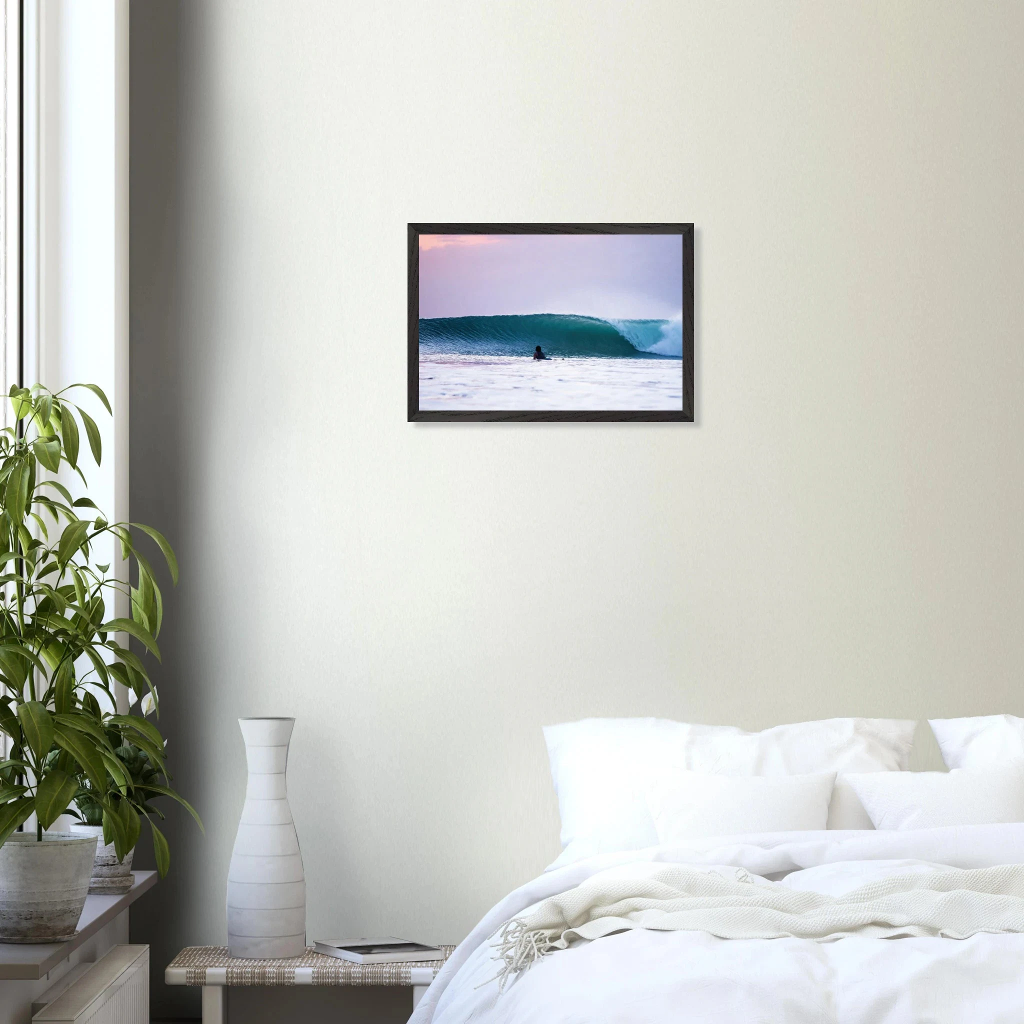 Kuta Beach, Bali (Indonesien) – Belebter Beachbreak im Süden Balis, klassischer Einsteiger-Spot mit weichen Wellen. Poster im Galerie-Holzrahmen.