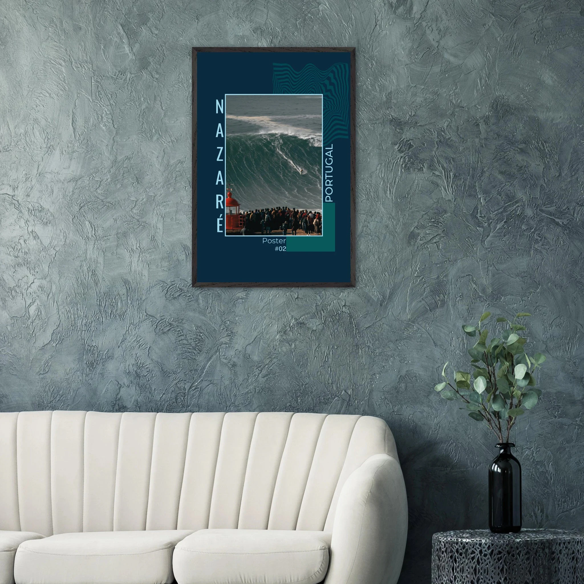 Nazaré, Portugal – Praia do Norte, weltgrößte Big-Wave-Welle Europas an der portugiesischen Atlantikküste. Poster im Galerie-Holzrahmen.