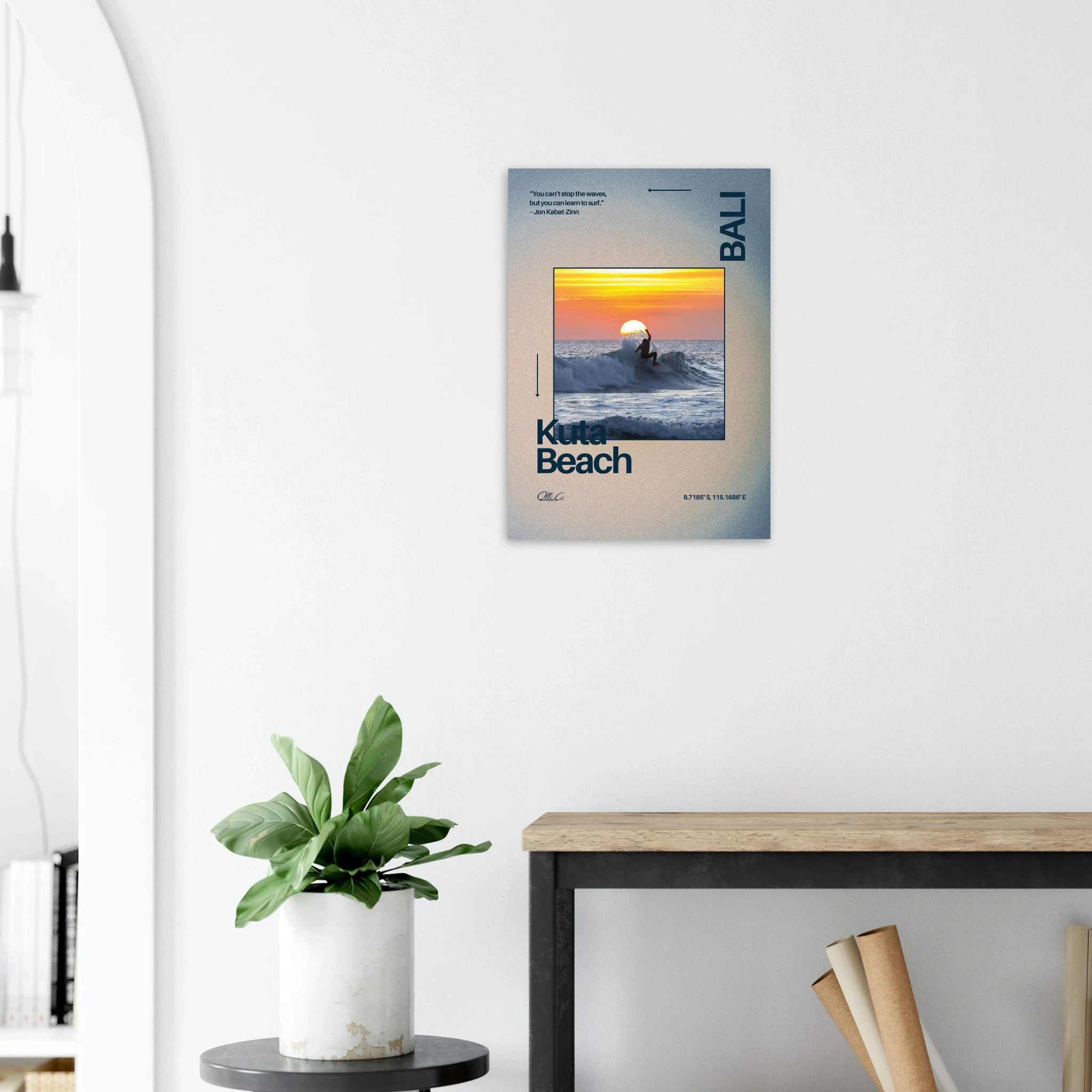 Kuta Beach, Bali (Indonesien) – Belebter Beachbreak im Süden Balis, klassischer Einsteiger-Spot mit weichen Wellen. Poster.
