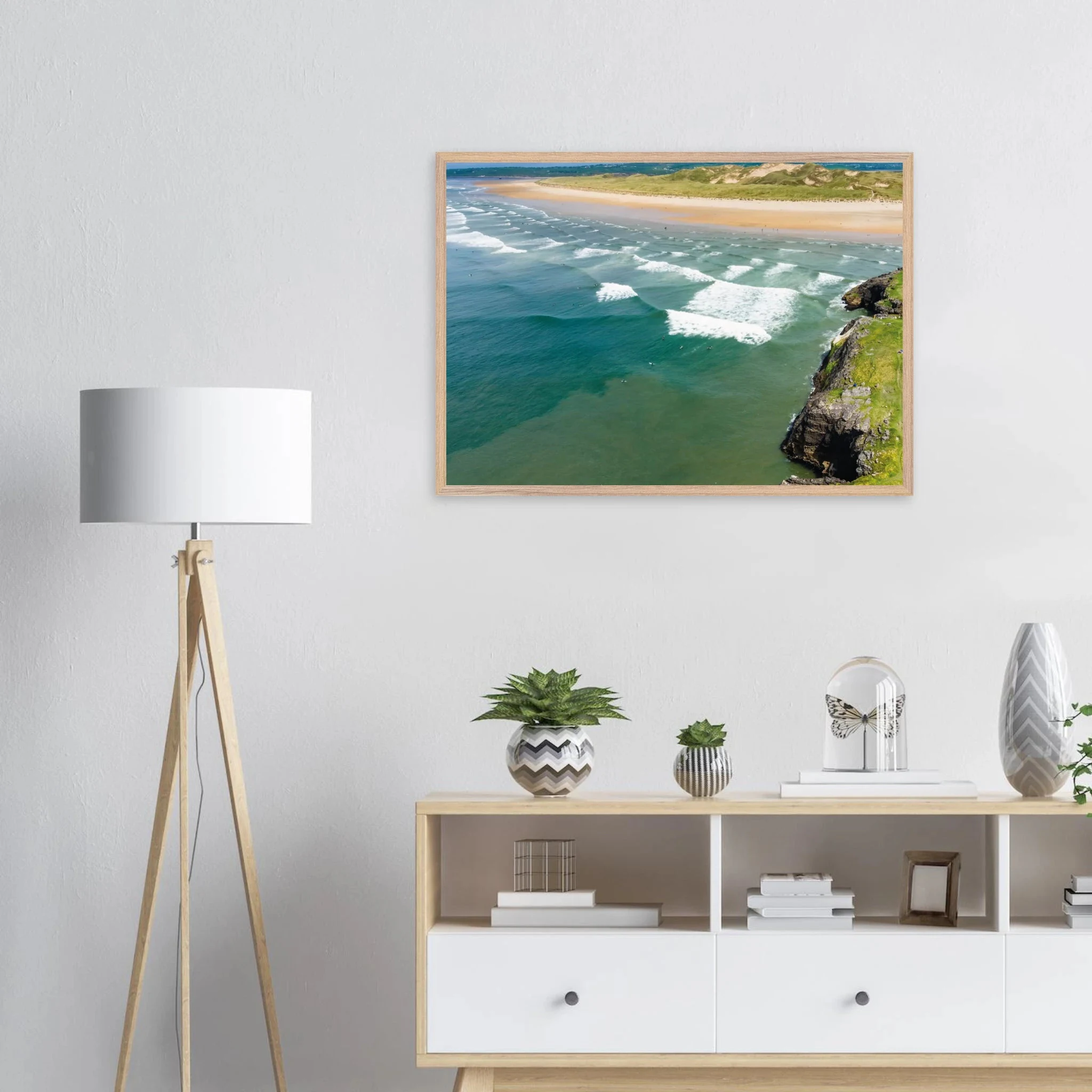 Bundoran, Irland – Atlantik-Surfspot in der Grafschaft Donegal mit Reefbreak The Peak und kaltem Wasser. Poster im Galerie-Holzrahmen.