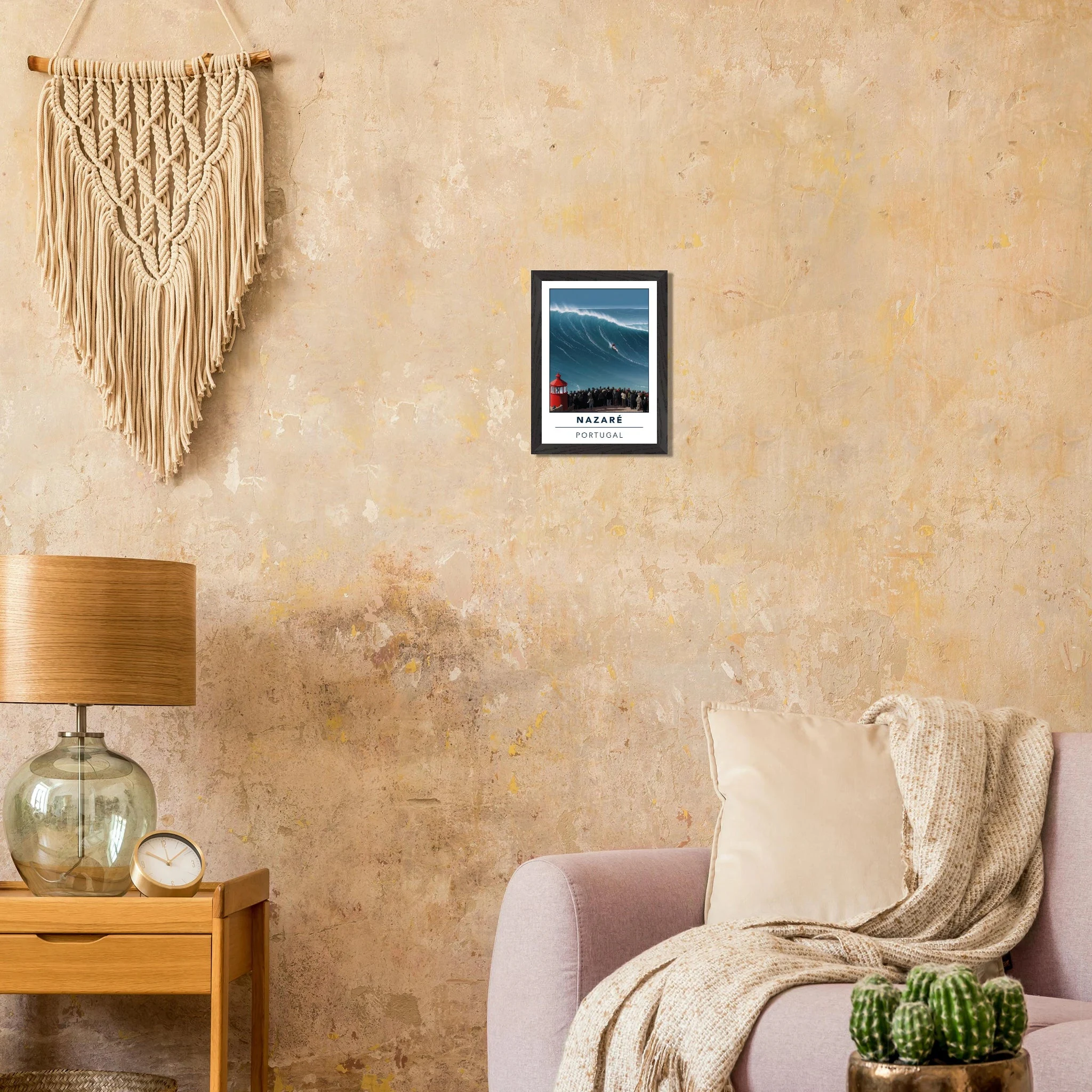 Nazaré, Portugal – Praia do Norte, weltgrößte Big-Wave-Welle Europas an der portugiesischen Atlantikküste. Poster im Galerie-Holzrahmen.