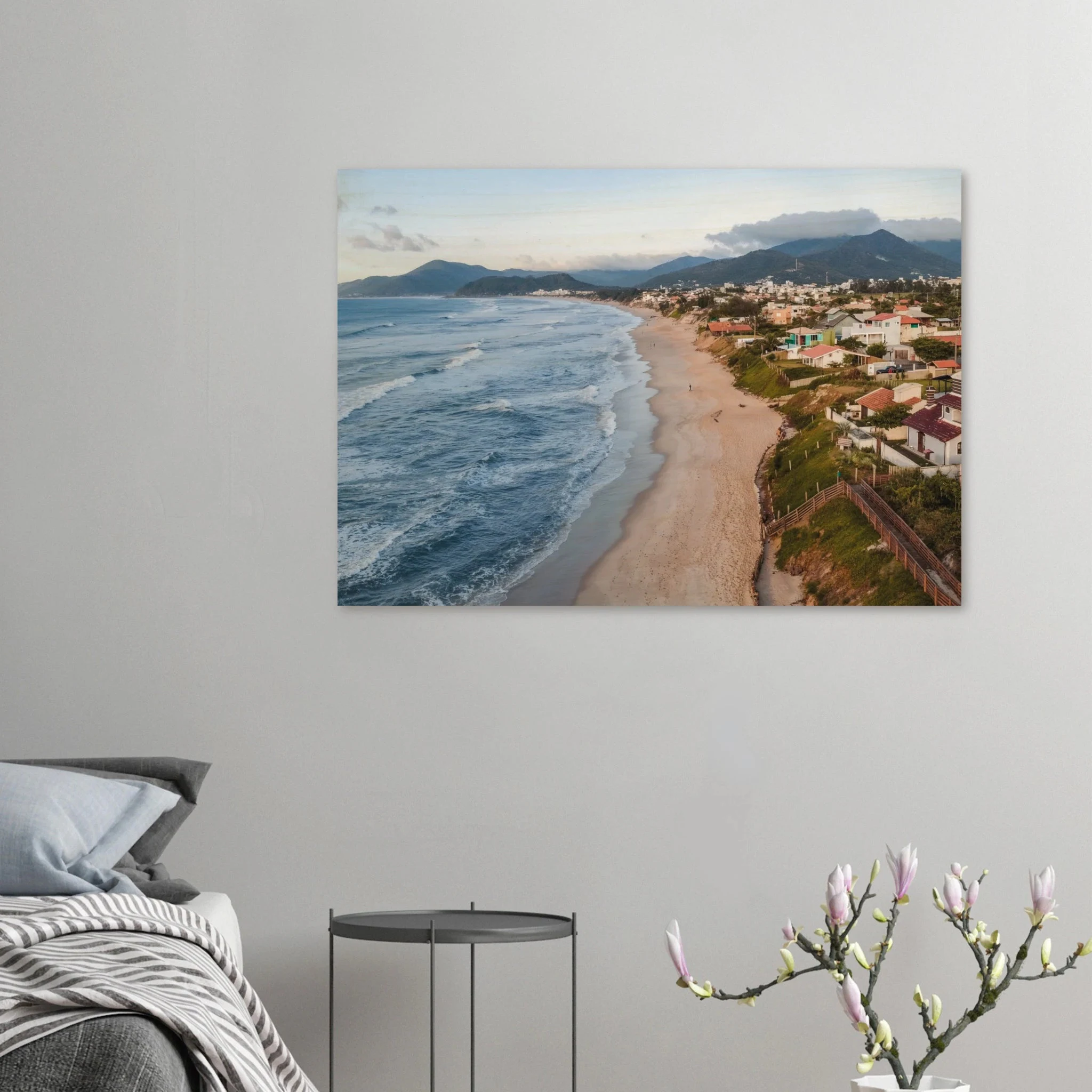 Florianópolis, Brasilien – Insel in Santa Catarina mit über 40 Stränden und Heimspot brasilianischer Pro-Surfer. Kunstdruck auf Holz.