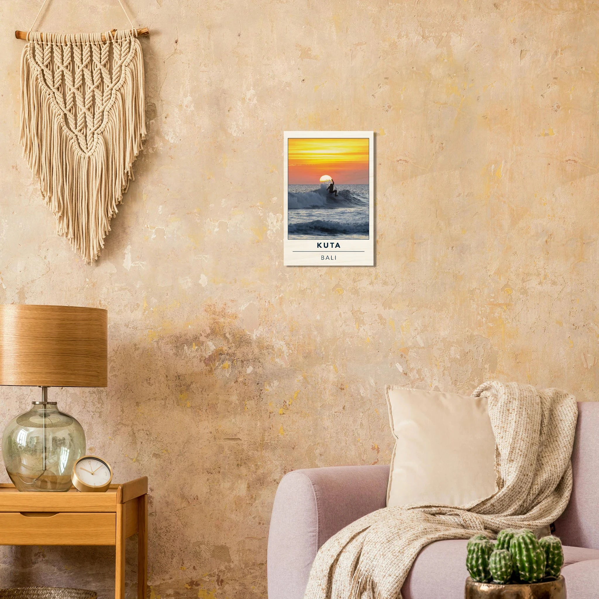 Kuta Beach, Bali (Indonesien) – Belebter Beachbreak im Süden Balis, klassischer Einsteiger-Spot mit weichen Wellen. Kunstdruck auf Holz.