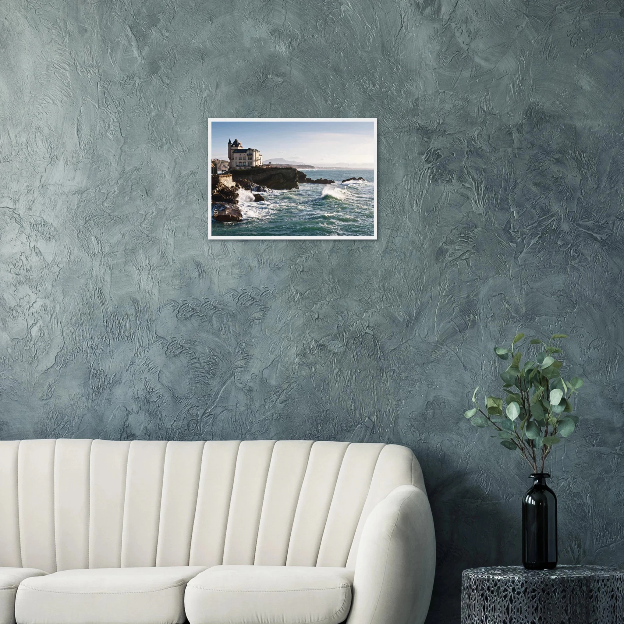Biarritz, Frankreich – Mondäner Surfort am baskischen Atlantik, Wiege des europäischen Wellenreitens seit den 1950er-Jahren. Poster im Holzrahmen.