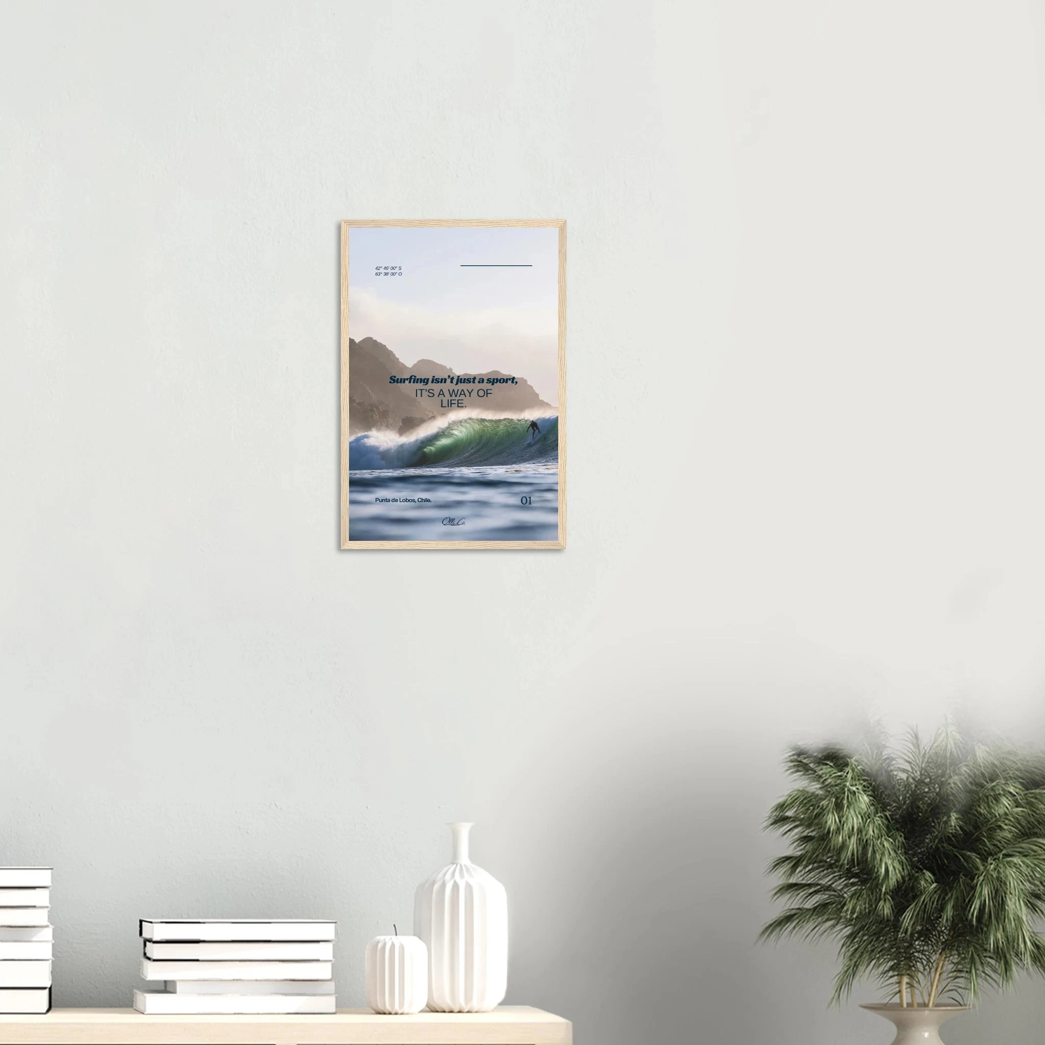 Punta de Lobos, Chile – Linker Pointbreak bei Pichilemu mit charakteristischen Felsnadeln Los Morros. Poster im Holzrahmen.