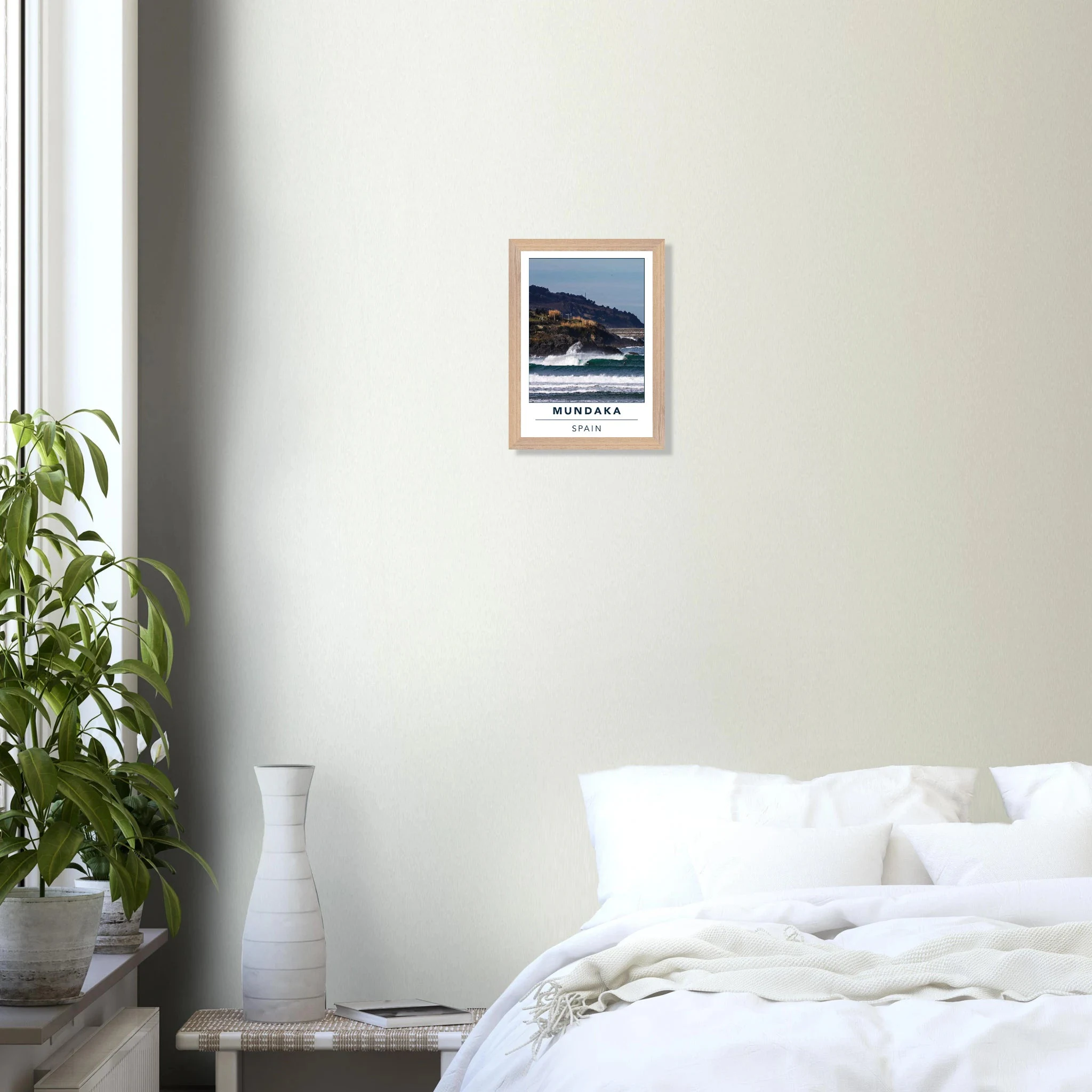 Mundaka, Spanien – Linke Flussmündungswelle im Baskenland, eine der längsten Barrels Europas. Poster im Galerie-Holzrahmen.