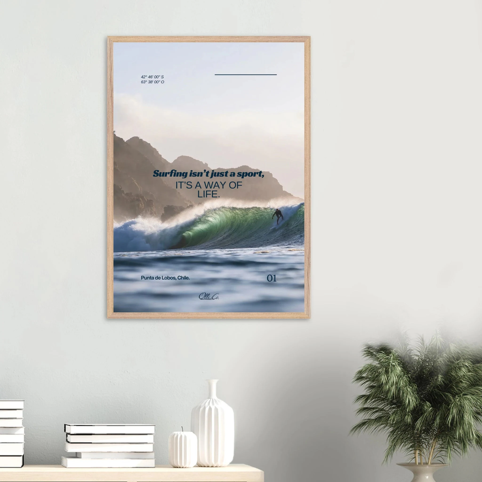 Punta de Lobos, Chile – Linker Pointbreak bei Pichilemu mit charakteristischen Felsnadeln Los Morros. Poster im Galerie-Holzrahmen.