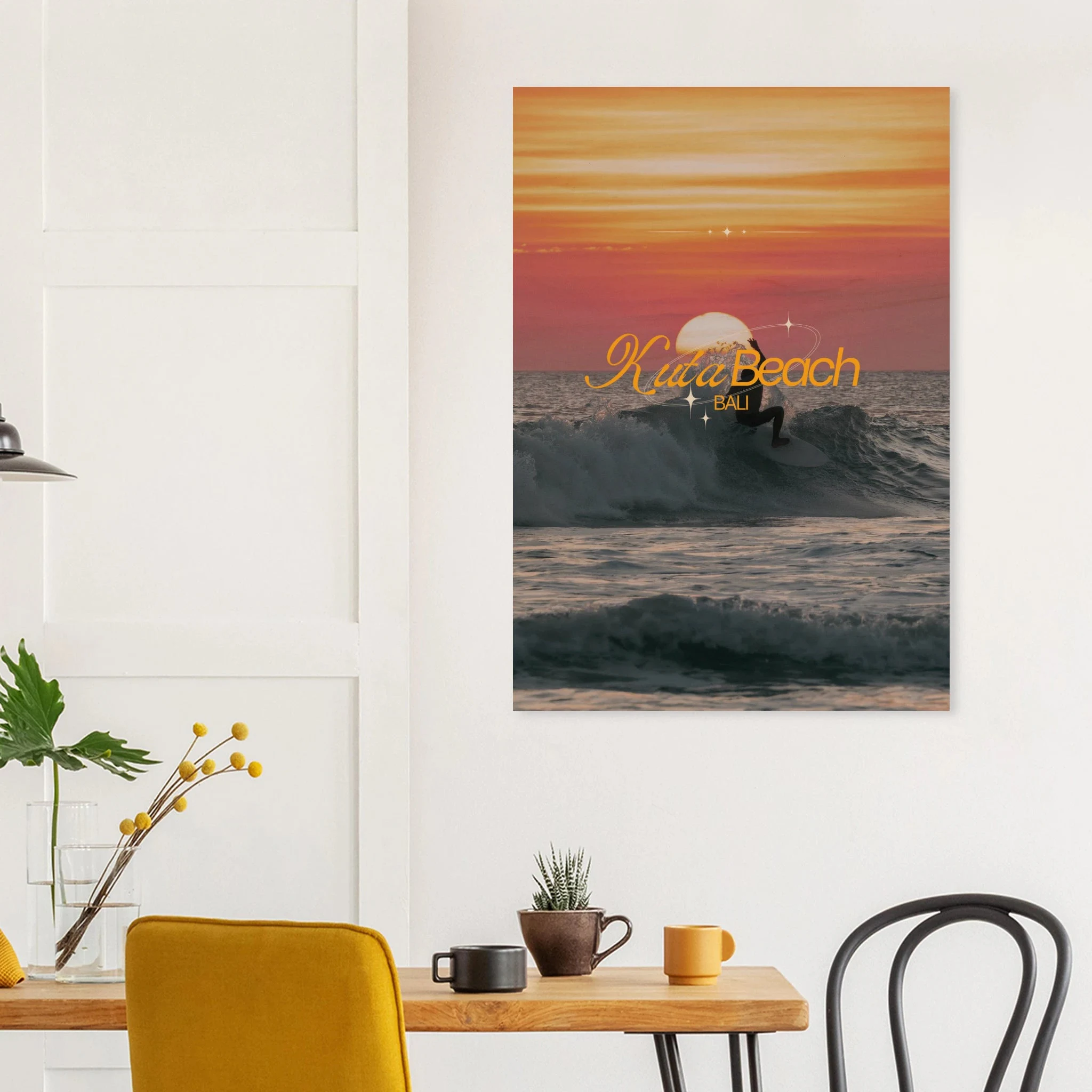 Kuta Beach, Bali (Indonesien) – Belebter Beachbreak im Süden Balis, klassischer Einsteiger-Spot mit weichen Wellen. Kunstdruck auf Holz.