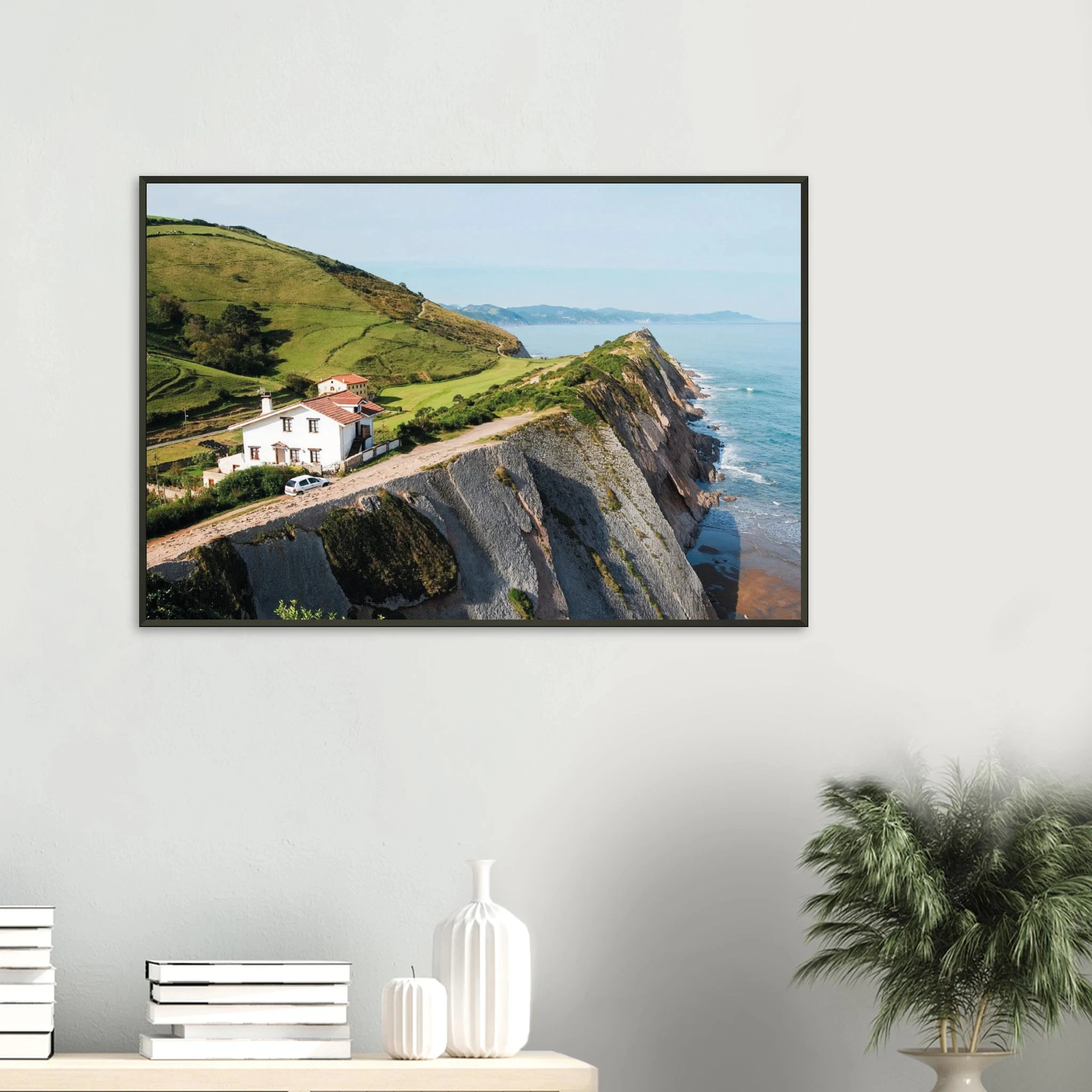 San Vicente de la Barquera, Spanien – Kantabrisches Fischerstädtchen mit Beachbreak Merón und Bergkulisse der Picos de Europa. Poster im Metallrahmen.