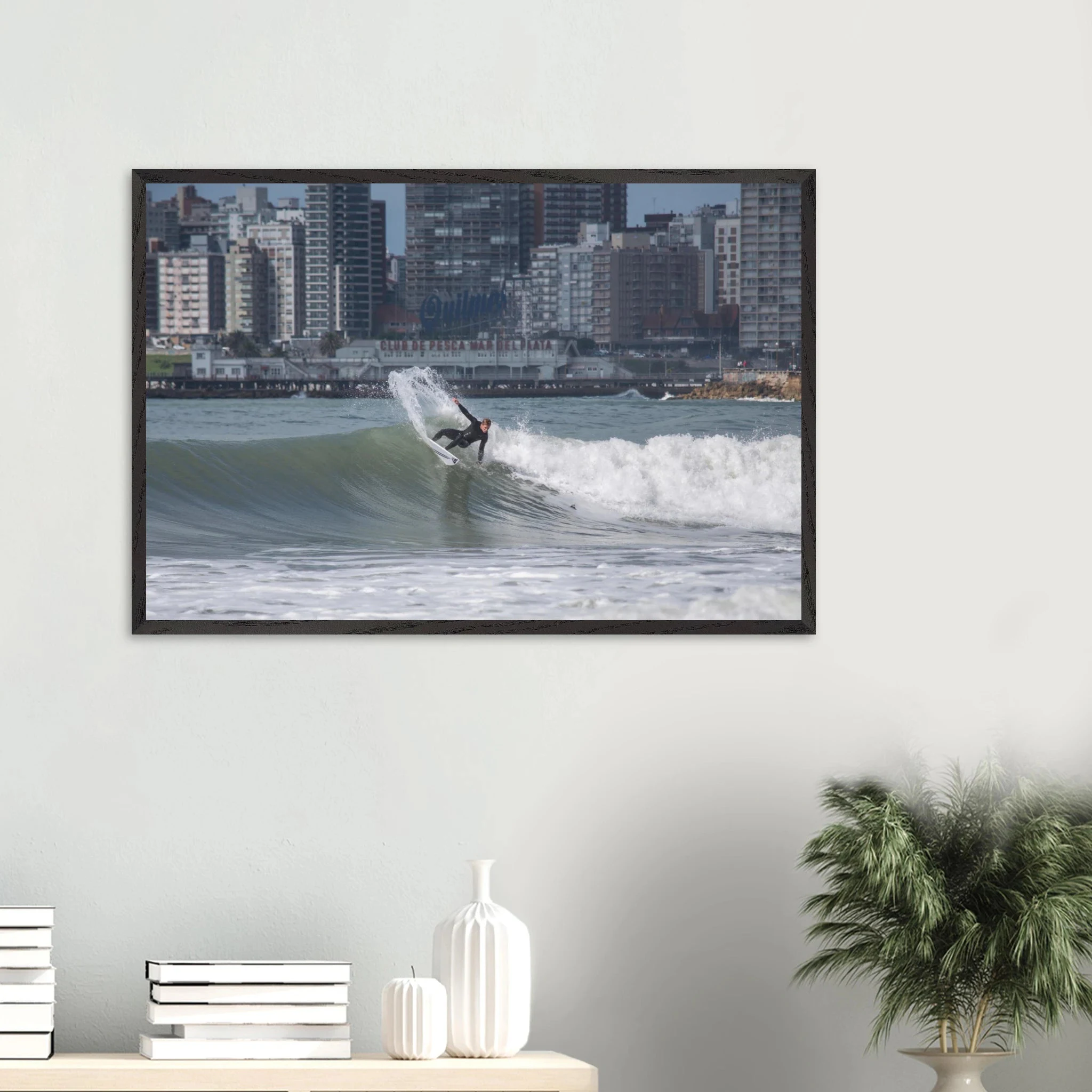 Mar del Plata, Argentinien – Atlantik-Badestadt südlich von Buenos Aires mit urbanen Beachbreaks und Pier-Wellen. Poster im Galerie-Holzrahmen.