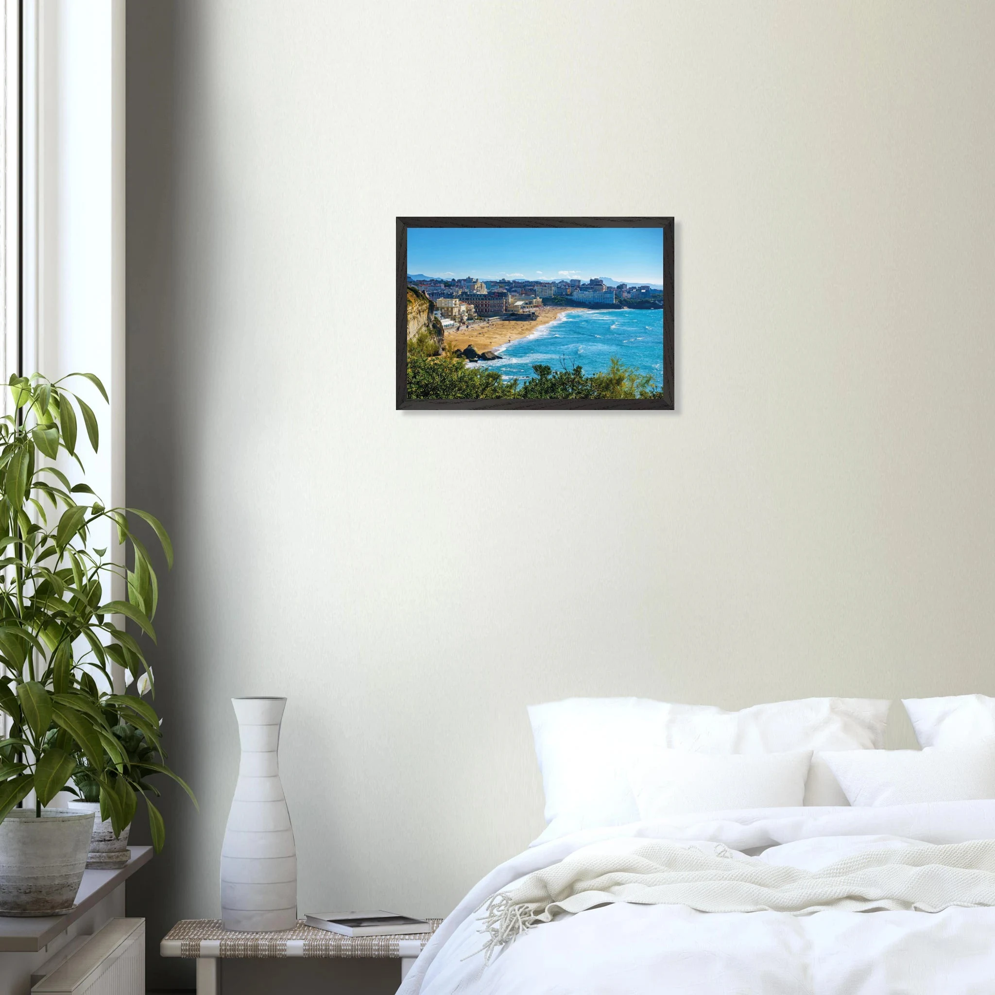 Biarritz, Frankreich – Mondäner Surfort am baskischen Atlantik, Wiege des europäischen Wellenreitens seit den 1950er-Jahren. Poster im Galerie-Holzrahmen.