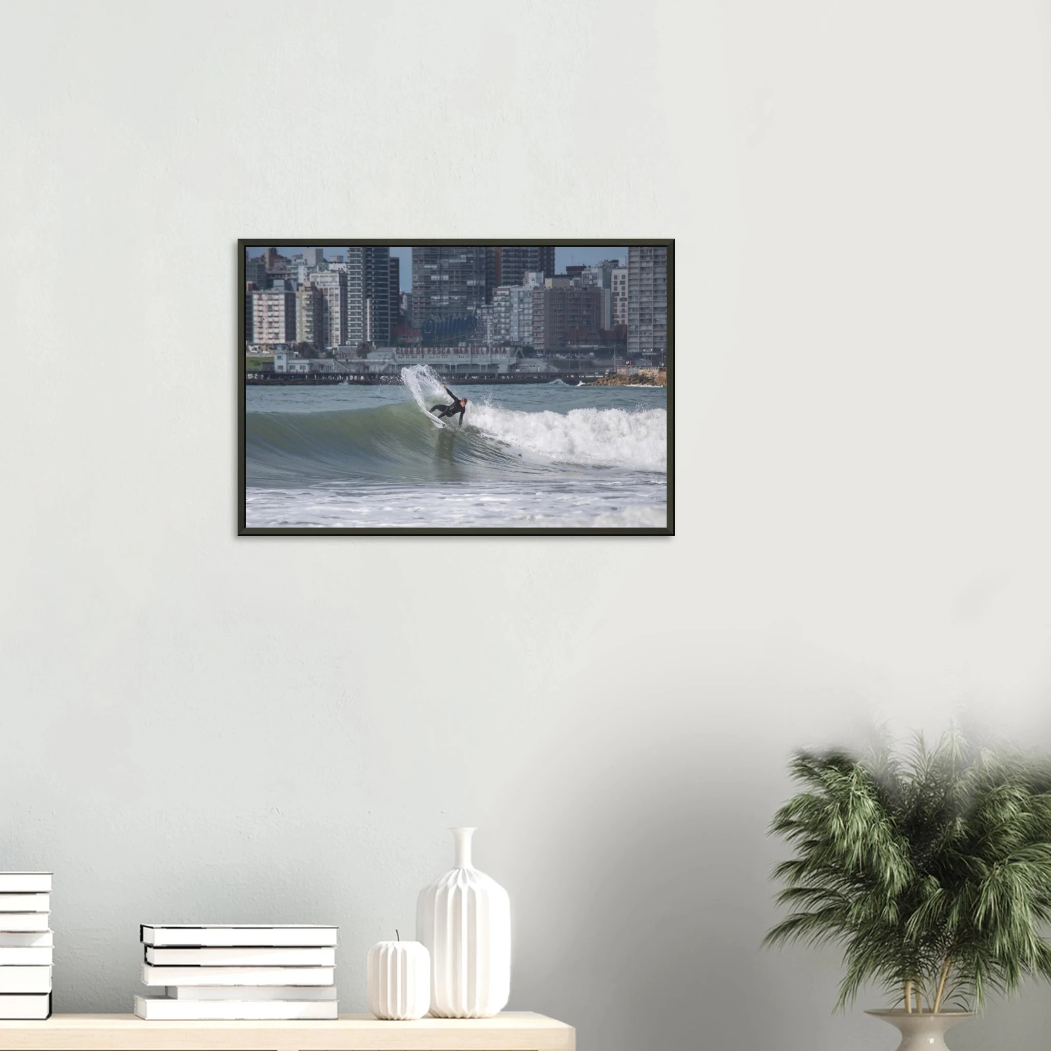 Mar del Plata, Argentinien – Atlantik-Badestadt südlich von Buenos Aires mit urbanen Beachbreaks und Pier-Wellen. Poster im Metallrahmen.