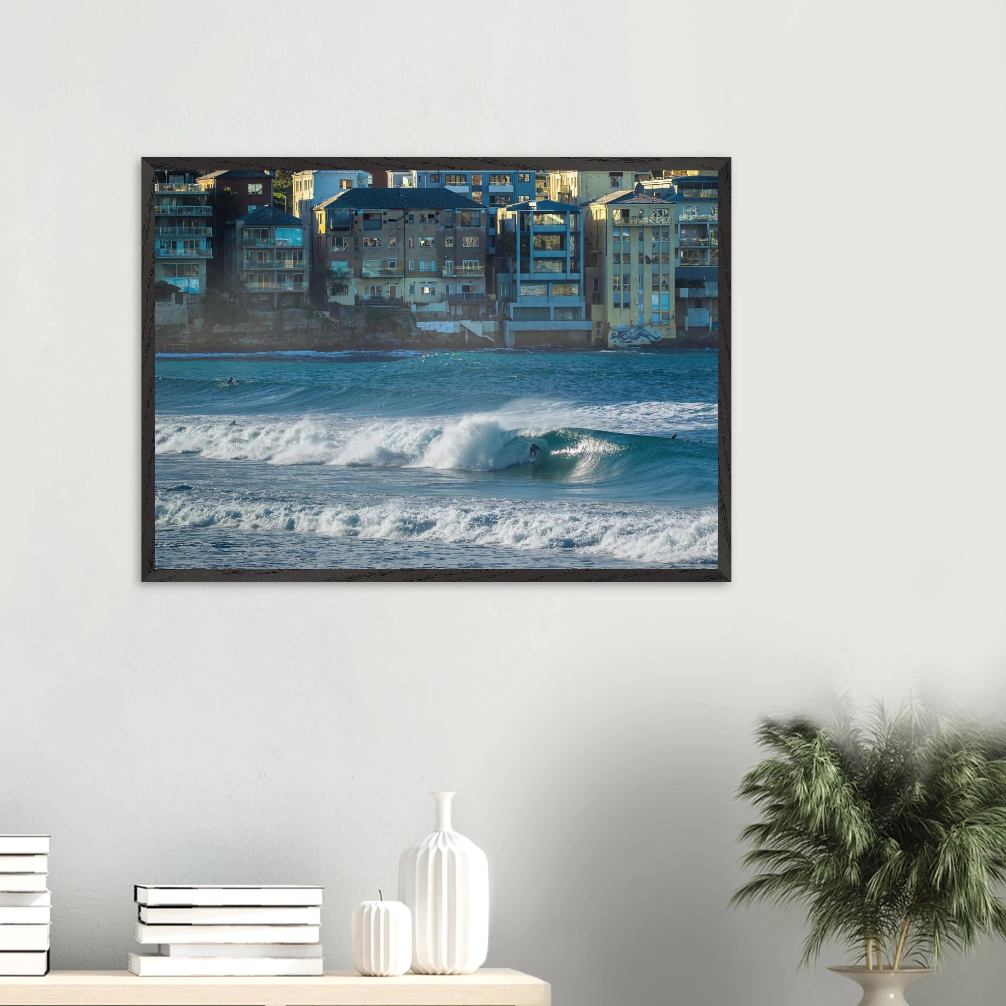 Bondi Beach, Australien – Ikonischer Stadtstrand im Osten Sydneys mit klassischem Beachbreak und Surfkultur-Geschichte. Poster im Galerie-Holzrahmen.