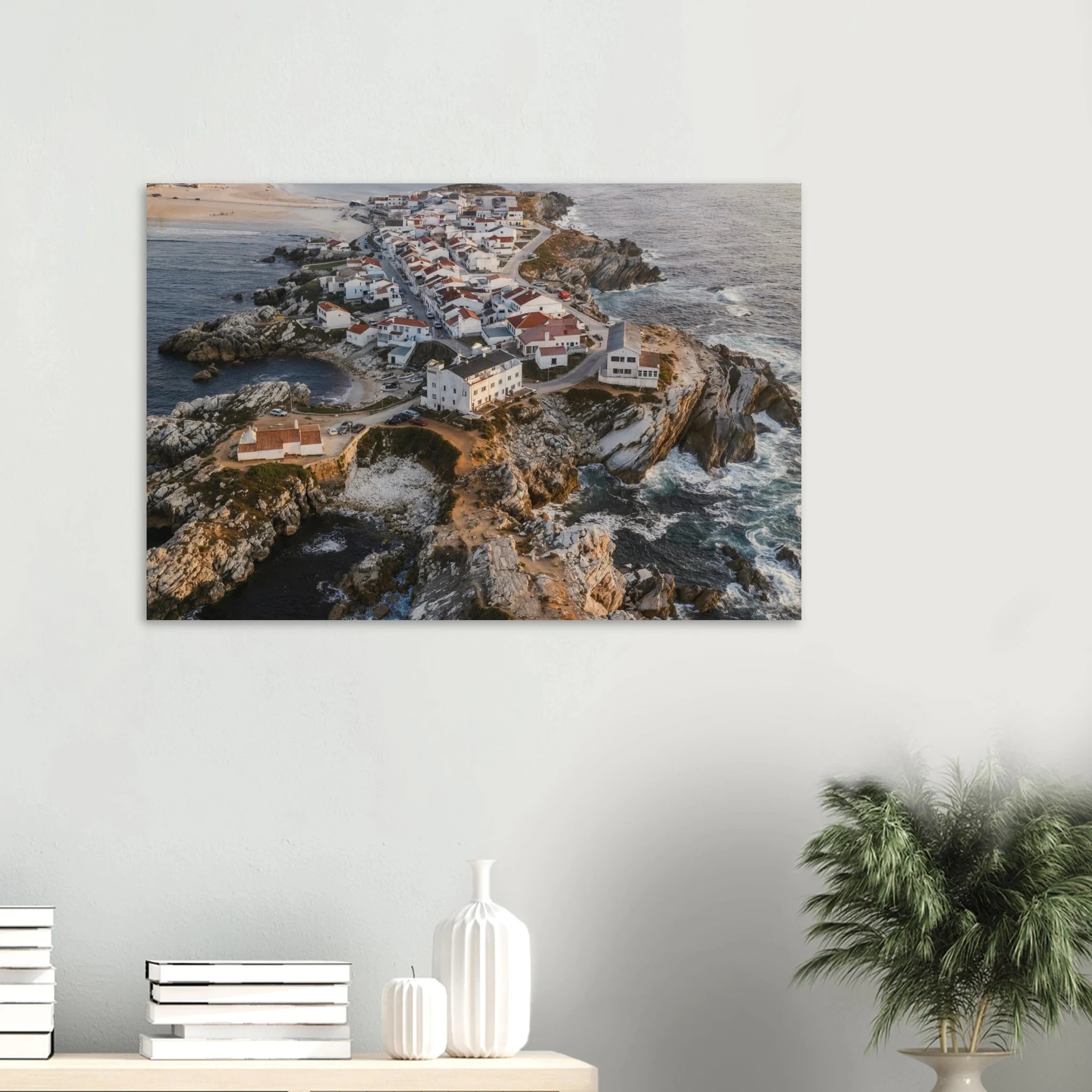 Peniche, Portugal – Halbinsel mit Supertubos-Beachbreak, Austragungsort der WSL Meo Rip Curl Pro Portugal. Kunstdruck auf Holz.