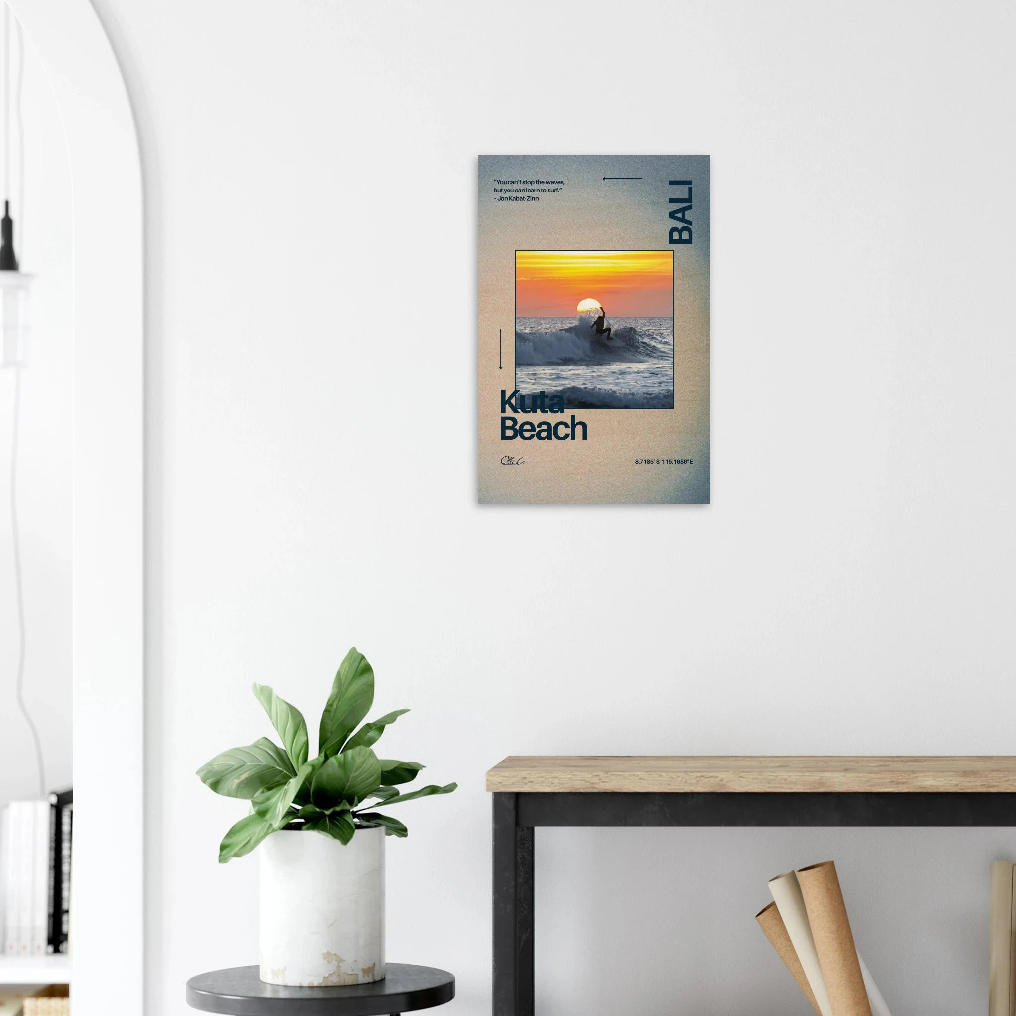 Kuta Beach, Bali (Indonesien) – Belebter Beachbreak im Süden Balis, klassischer Einsteiger-Spot mit weichen Wellen. Kunstdruck auf Holz.