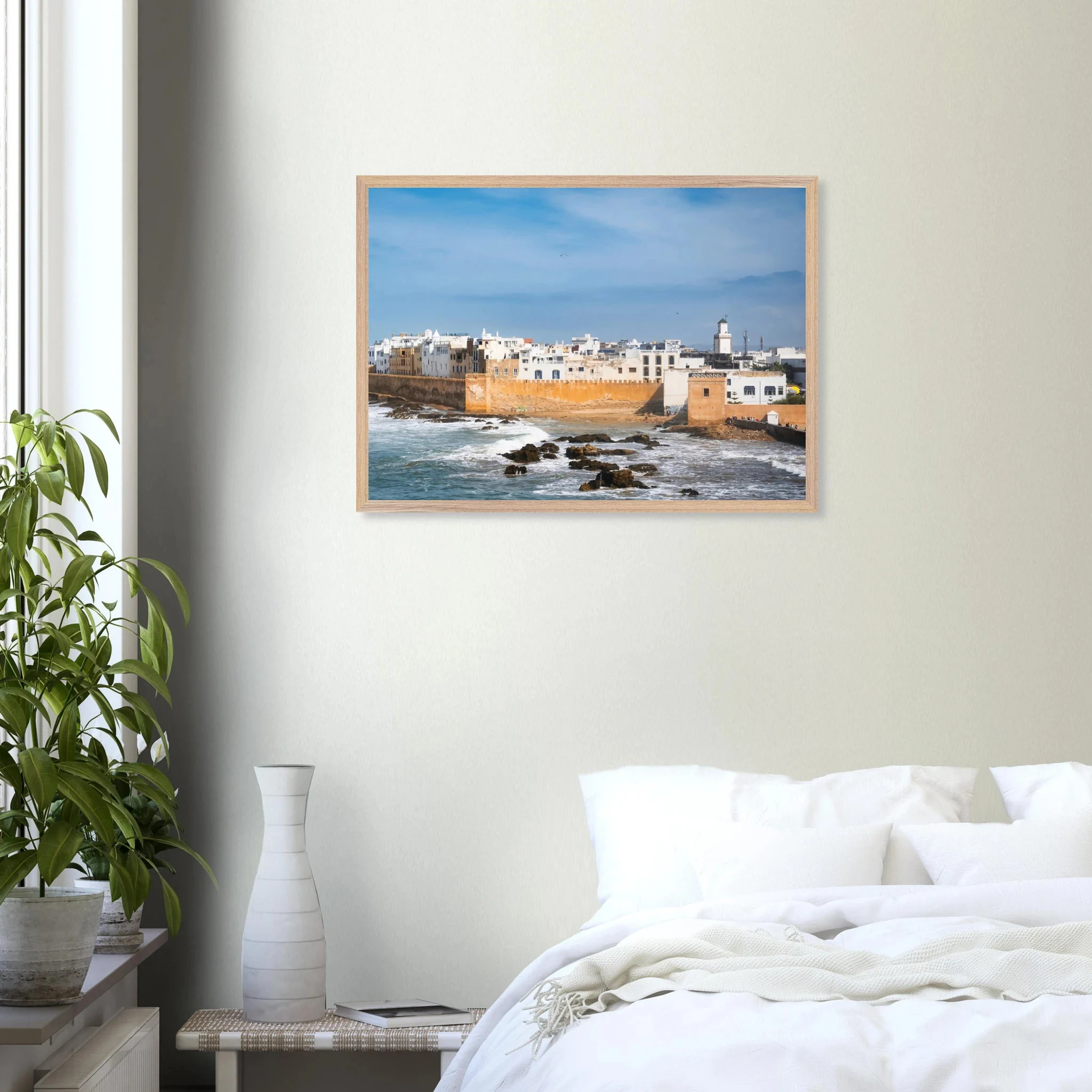 Essaouira, Marokko – Windumtoste Hafenstadt am Atlantik mit Medina-Kulisse und beständigen Wind- und Wellenbedingungen. Poster im Galerie-Holzrahmen.