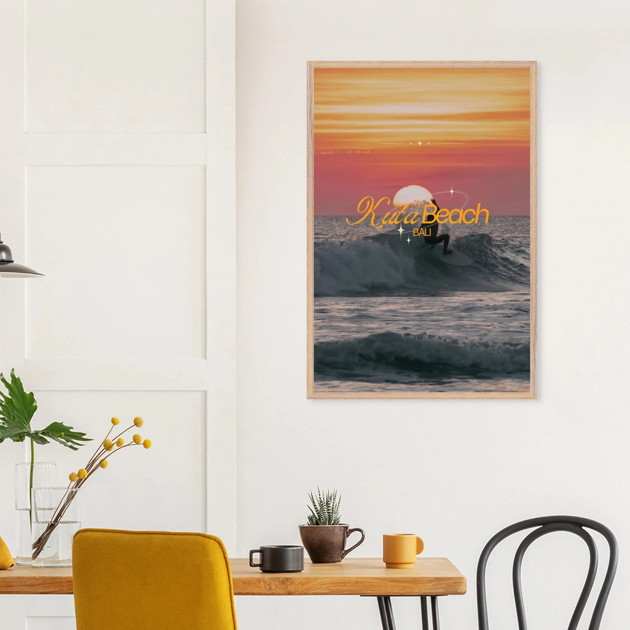 Kuta Beach, Bali (Indonesien) – Belebter Beachbreak im Süden Balis, klassischer Einsteiger-Spot mit weichen Wellen. Poster im Galerie-Holzrahmen.