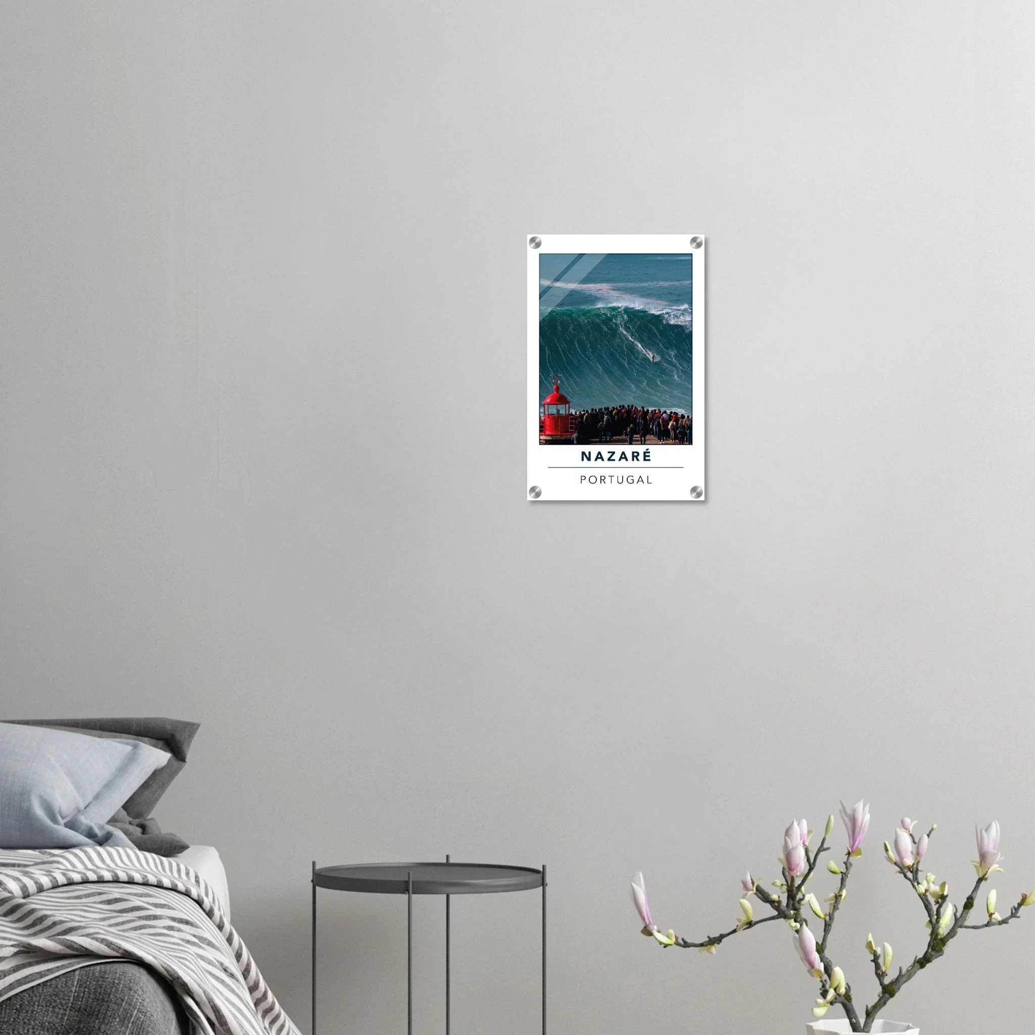Nazaré, Portugal – Praia do Norte, weltgrößte Big-Wave-Welle Europas an der portugiesischen Atlantikküste. Kunstdruck auf Acrylglas.
