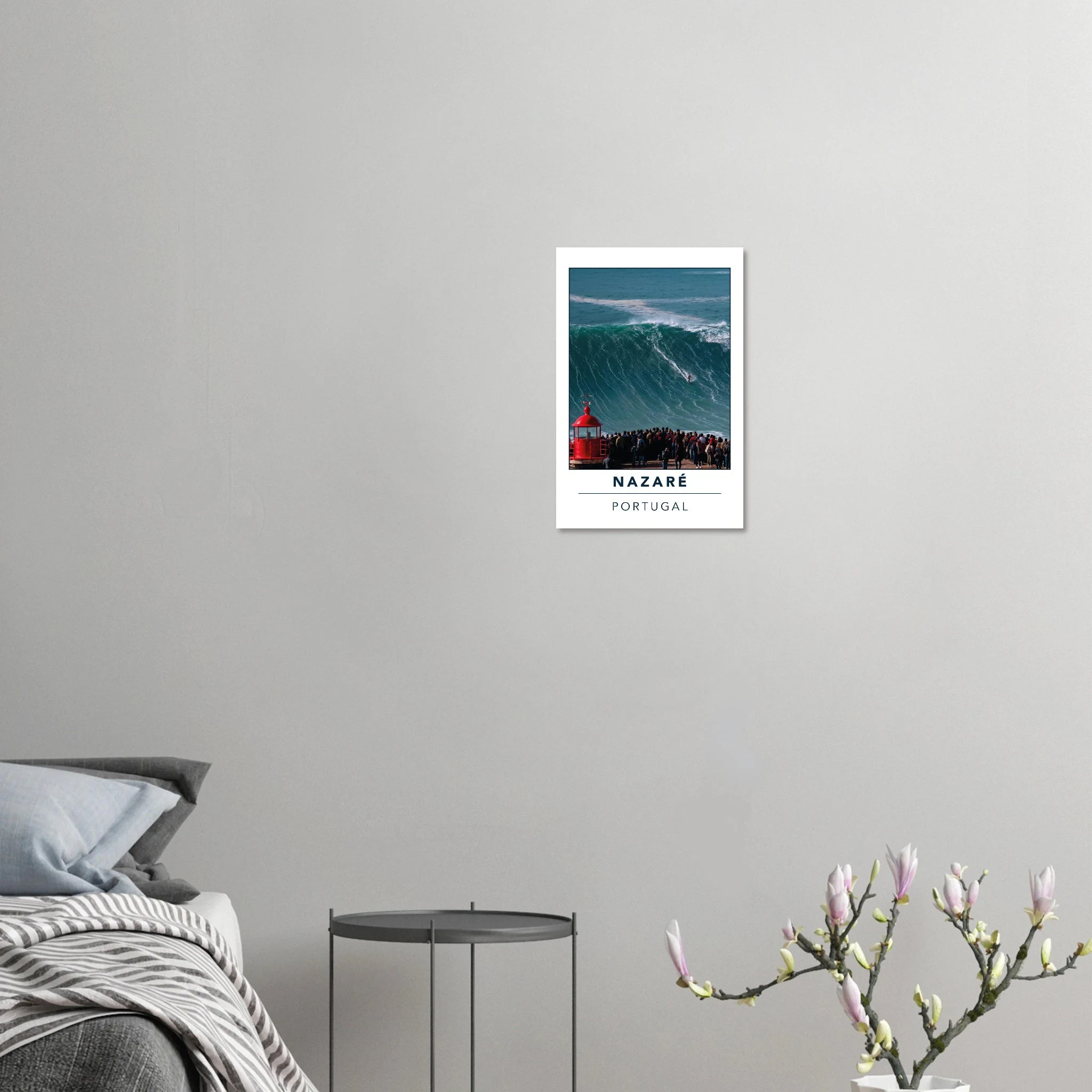 Nazaré, Portugal – Praia do Norte, weltgrößte Big-Wave-Welle Europas an der portugiesischen Atlantikküste. Kunstdruck auf Alu-Dibond.