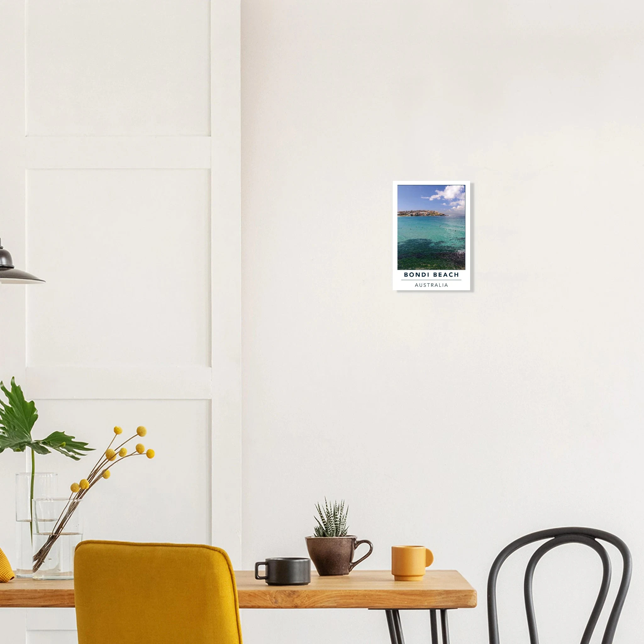 Bondi Beach, Australien – Ikonischer Stadtstrand im Osten Sydneys mit klassischem Beachbreak und Surfkultur-Geschichte. Poster.