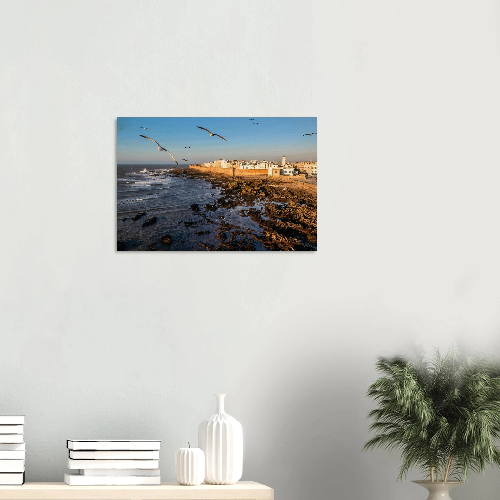 Essaouira, Marokko – Windumtoste Hafenstadt am Atlantik mit Medina-Kulisse und beständigen Wind- und Wellenbedingungen. Kunstdruck auf Holz.