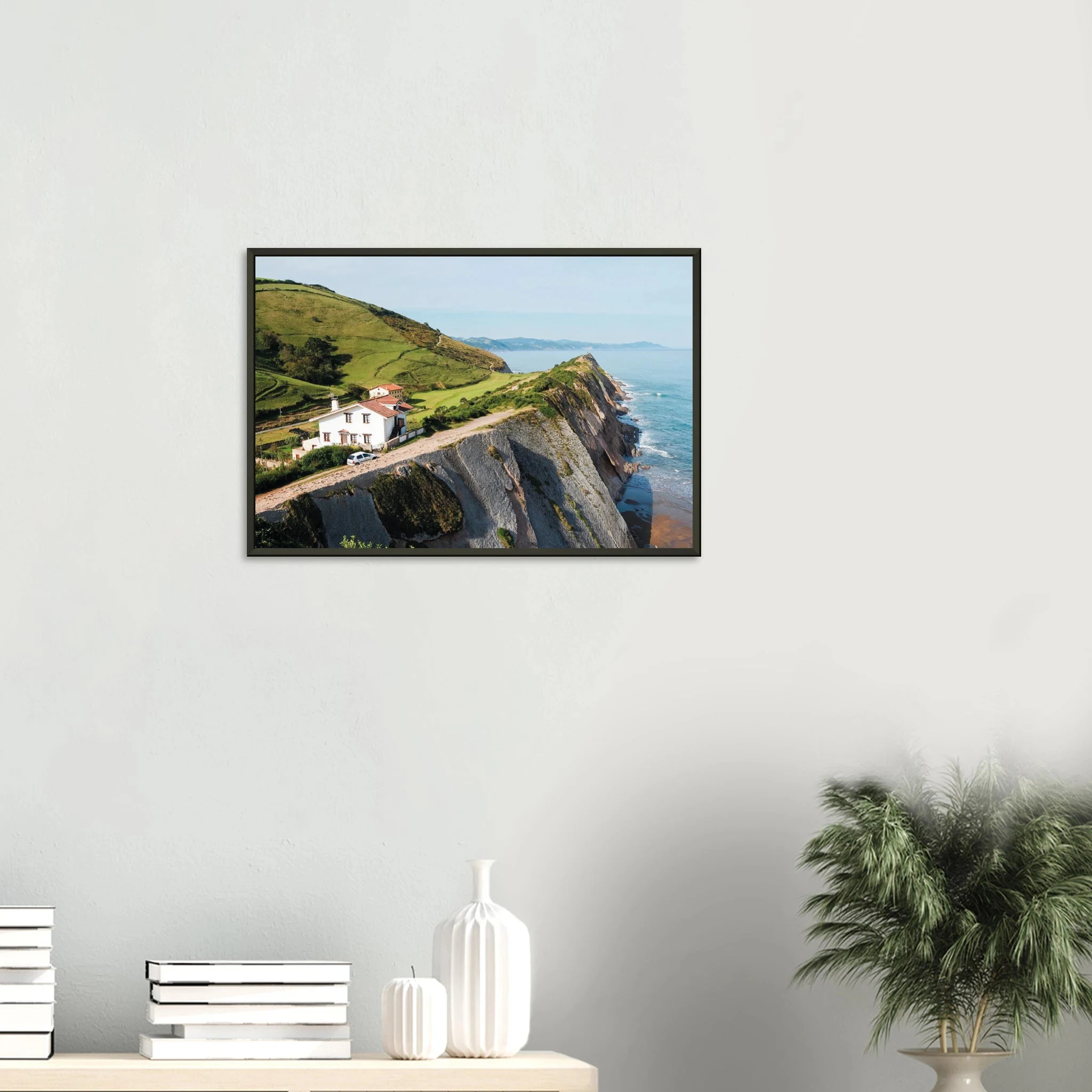San Vicente de la Barquera, Spanien – Kantabrisches Fischerstädtchen mit Beachbreak Merón und Bergkulisse der Picos de Europa. Poster im Metallrahmen.