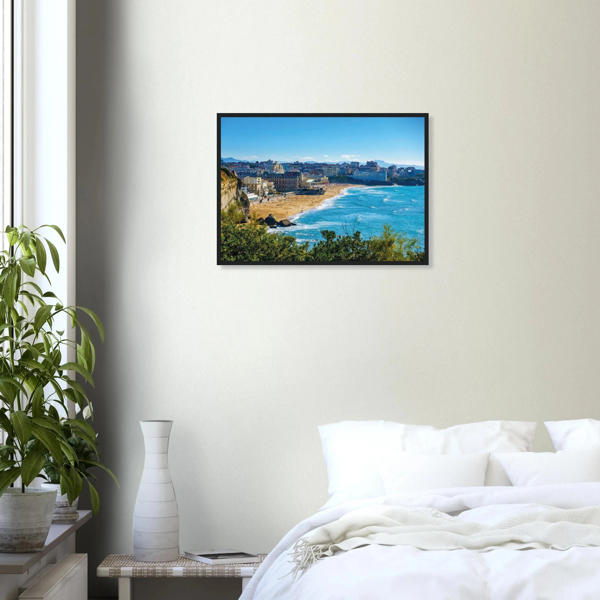 Biarritz, Frankreich – Mondäner Surfort am baskischen Atlantik, Wiege des europäischen Wellenreitens seit den 1950er-Jahren. Poster im Holzrahmen.