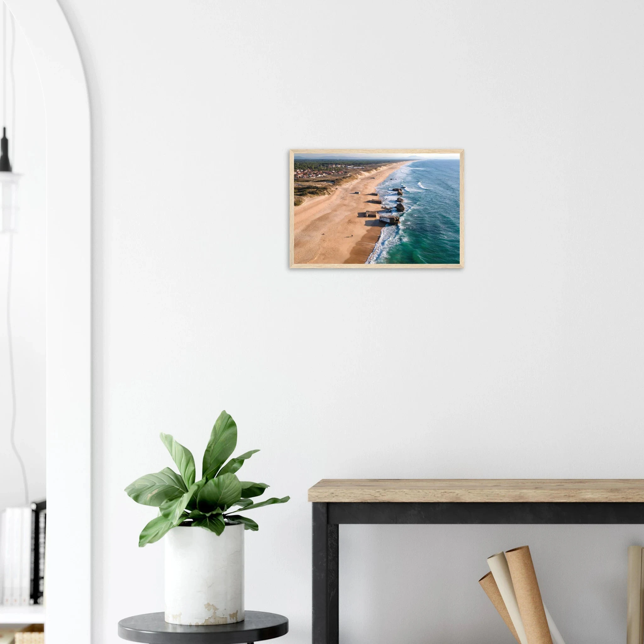 Capbreton, Frankreich – Hafenstadt an der französischen Atlantikküste mit Gouf-Canyon vor der Küste und kräftigen Beachbreaks. Poster im Holzrahmen.
