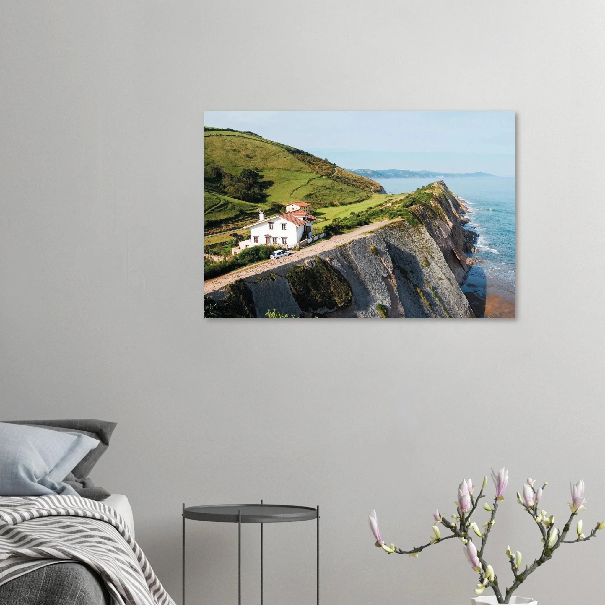 San Vicente de la Barquera, Spanien – Kantabrisches Fischerstädtchen mit Beachbreak Merón und Bergkulisse der Picos de Europa. Kunstdruck auf Alu-Dibond.