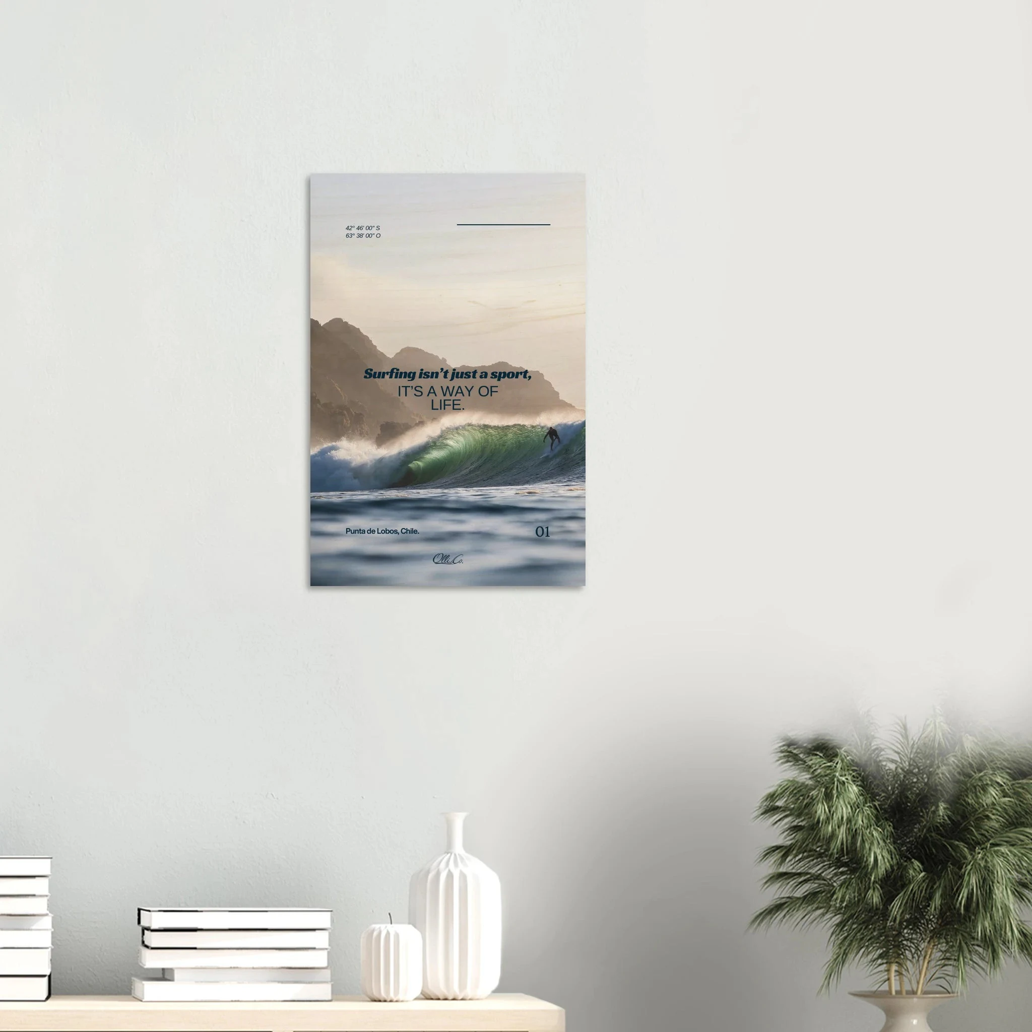 Punta de Lobos, Chile – Linker Pointbreak bei Pichilemu mit charakteristischen Felsnadeln Los Morros. Kunstdruck auf Holz.