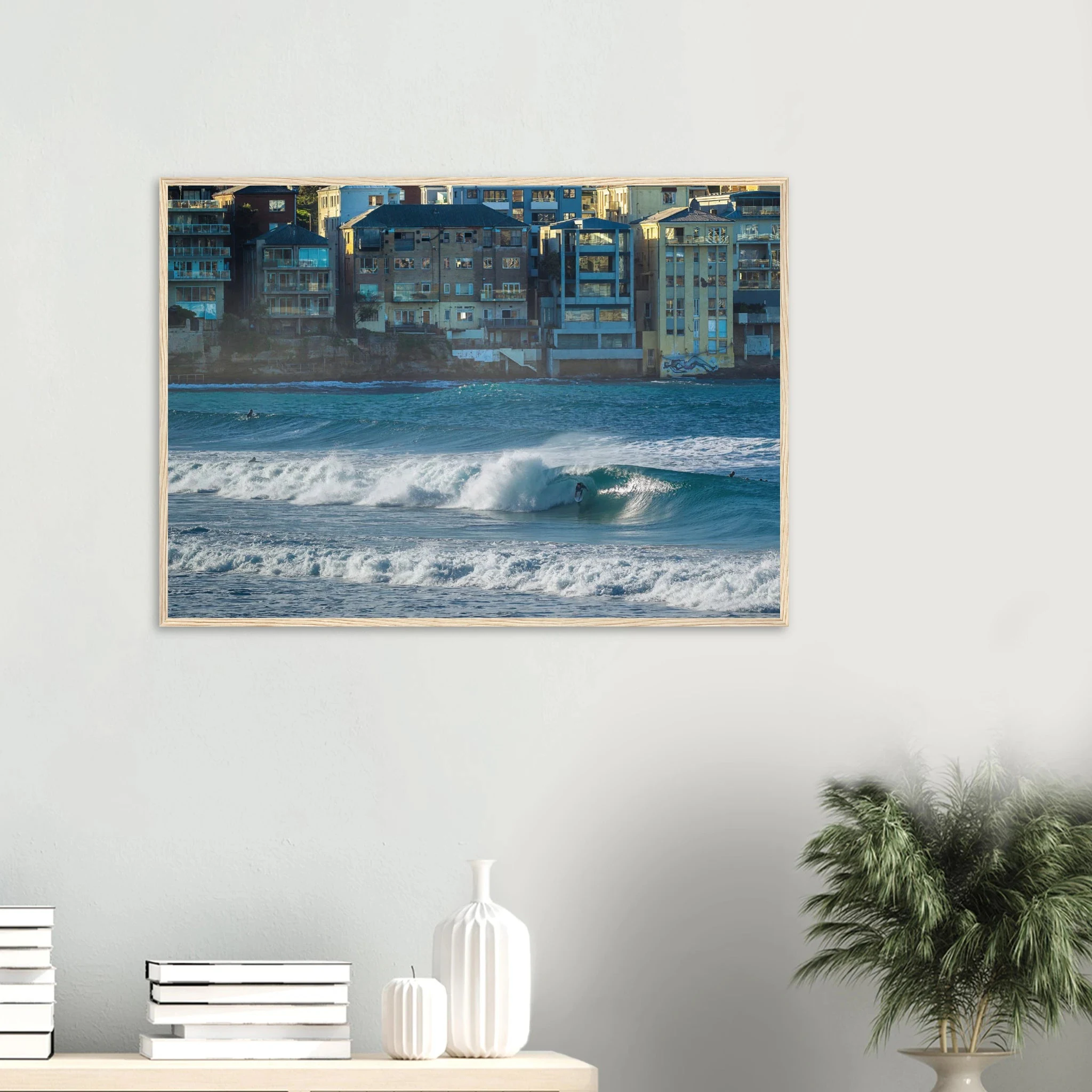 Bondi Beach, Australien – Ikonischer Stadtstrand im Osten Sydneys mit klassischem Beachbreak und Surfkultur-Geschichte. Poster im Holzrahmen.