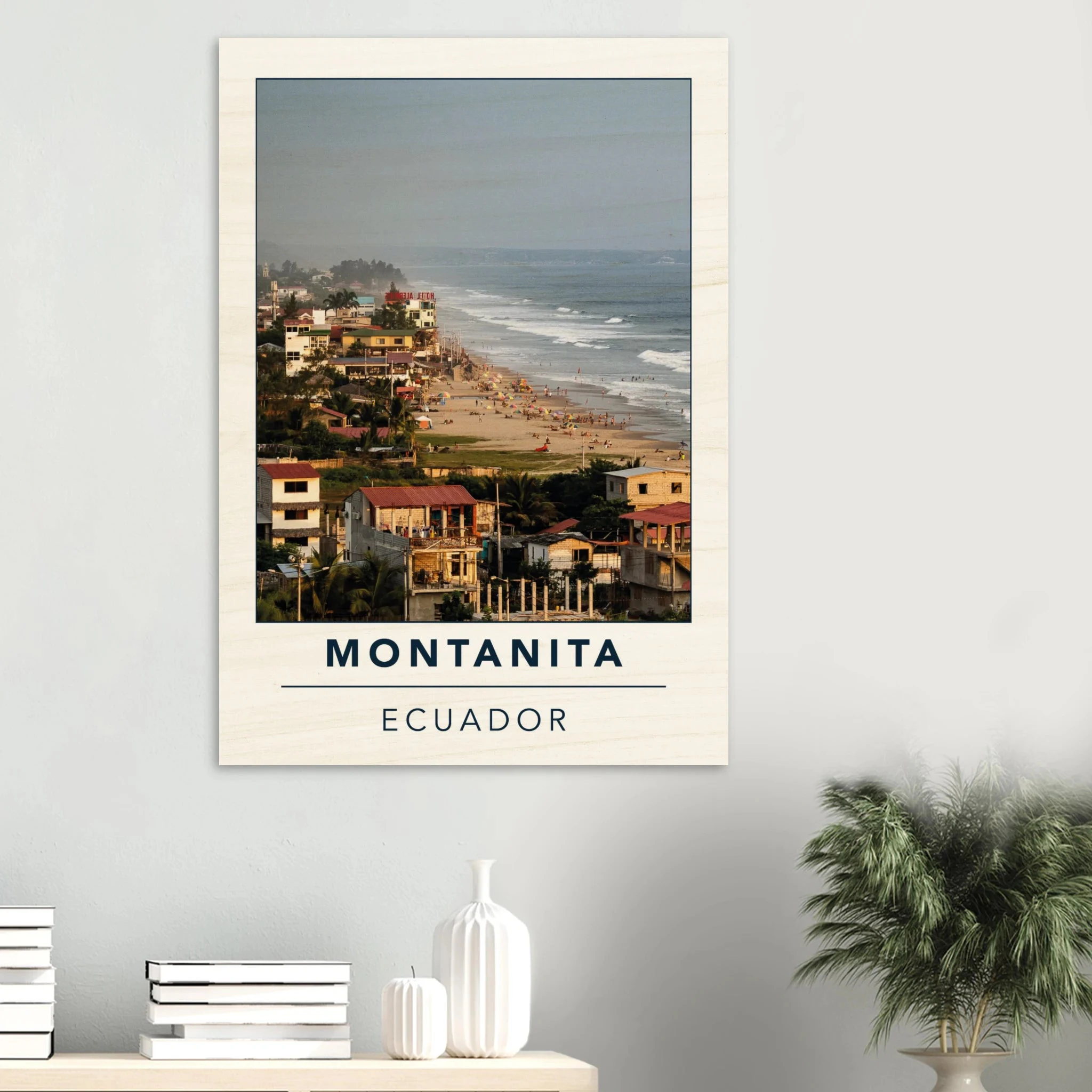 Montañita, Ecuador – Pazifik-Surferdorf an der Ruta del Sol mit rechtem Pointbreak und Backpacker-Szene. Kunstdruck auf Holz.
