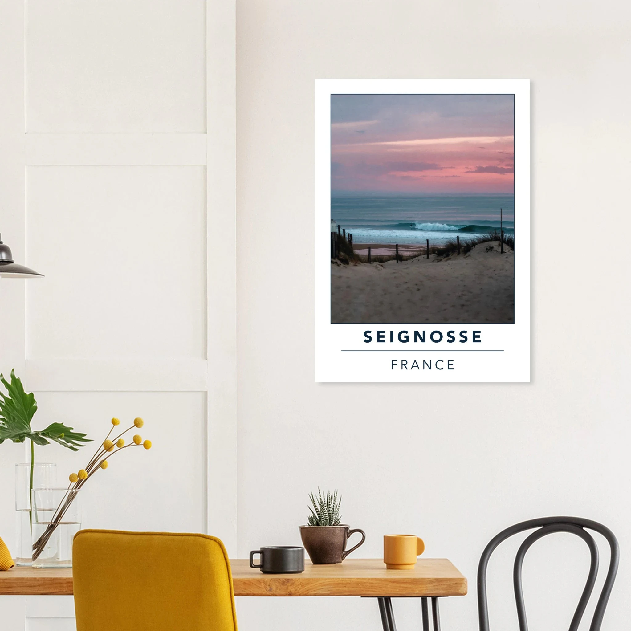 Seignosse, Frankreich – Dünenstrand in den Landes mit hohlen Beachbreaks und ausgeprägter Herbstsaison. Poster.
