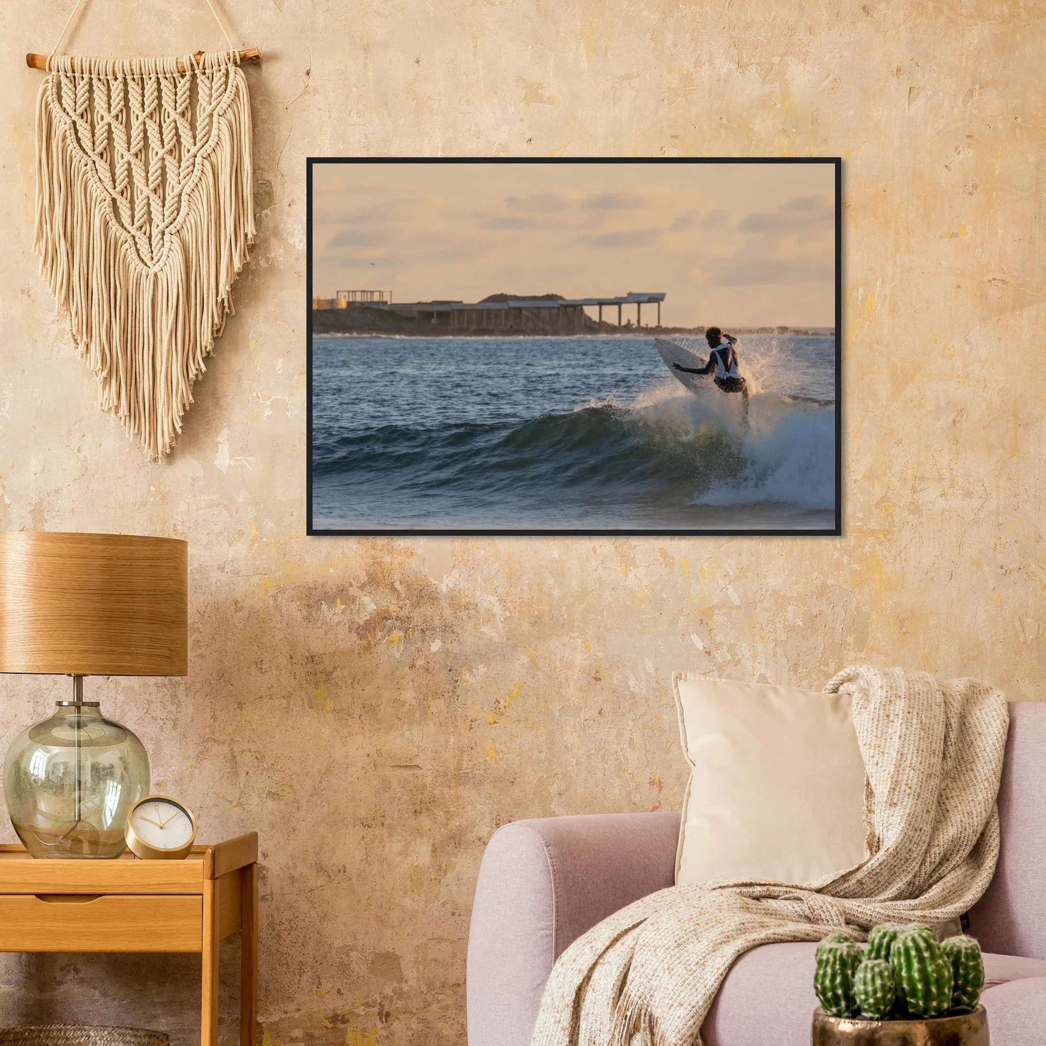 Busua, Ghana – Westafrikanisches Fischerdorf an der Goldküste mit konstantem Beachbreak und Surfschulen. Poster im Holzrahmen.