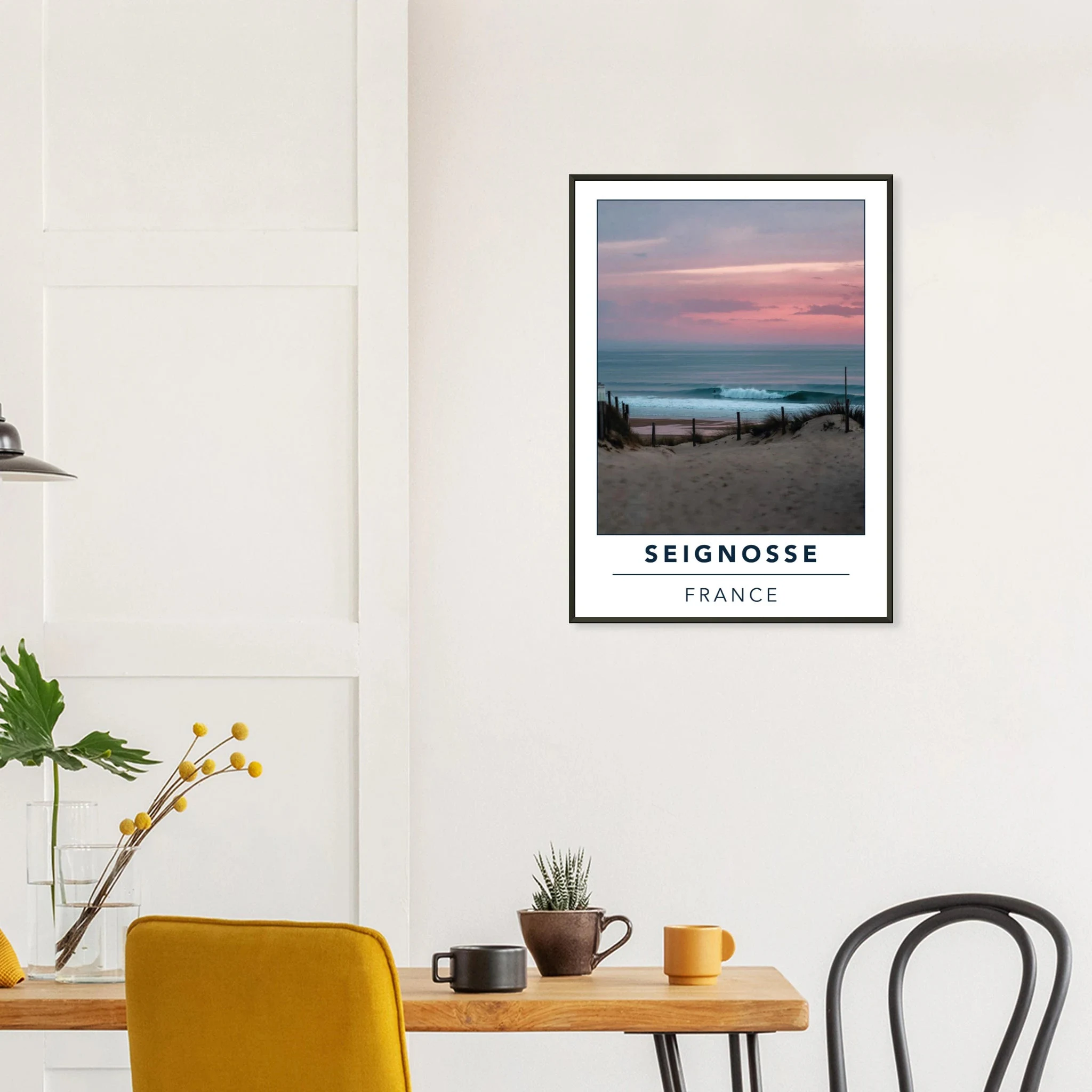 Seignosse, Frankreich – Dünenstrand in den Landes mit hohlen Beachbreaks und ausgeprägter Herbstsaison. Poster im Metallrahmen.