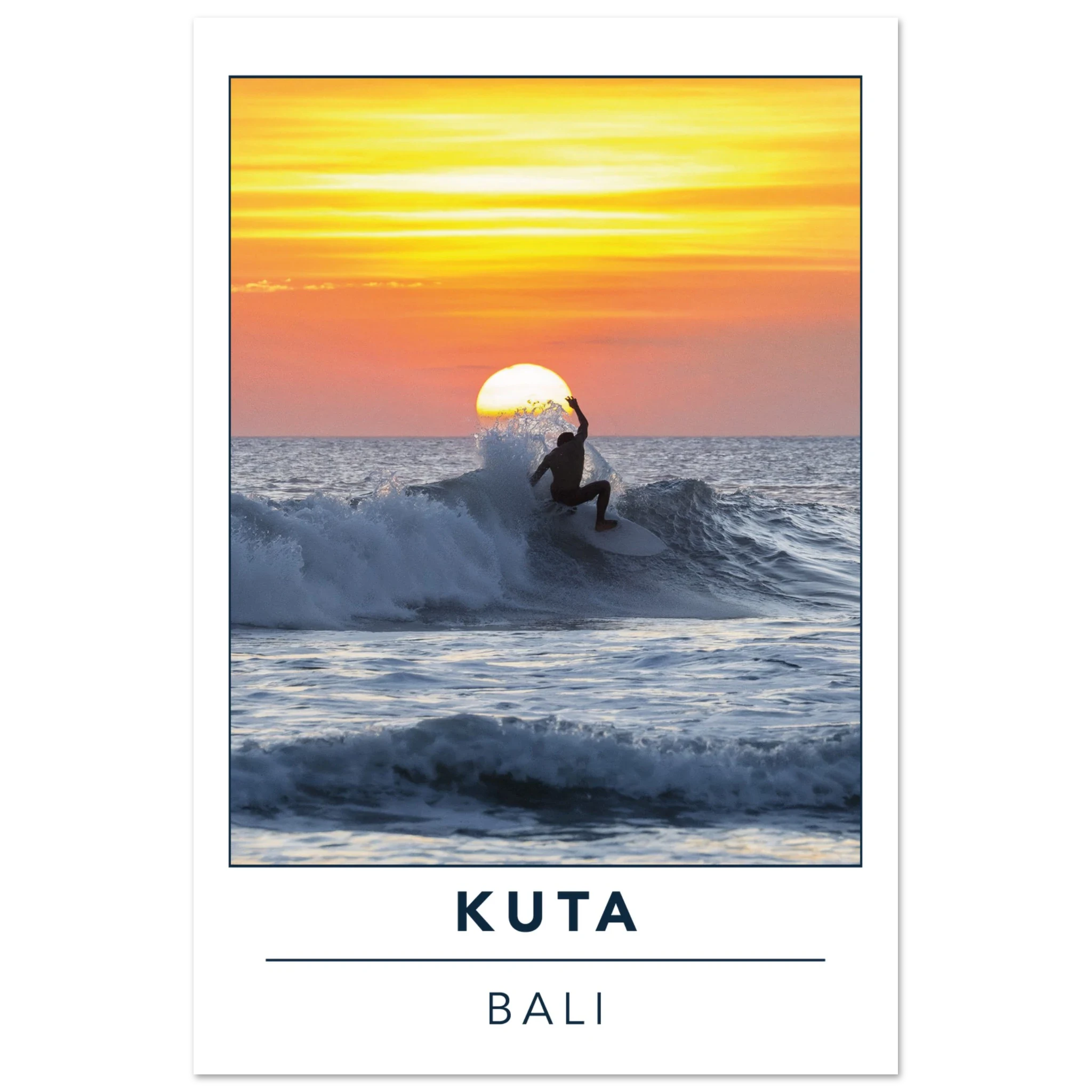 Kuta Beach, Bali (Indonesien) – Belebter Beachbreak im Süden Balis, klassischer Einsteiger-Spot mit weichen Wellen. Kunstdruck auf Alu-Dibond.