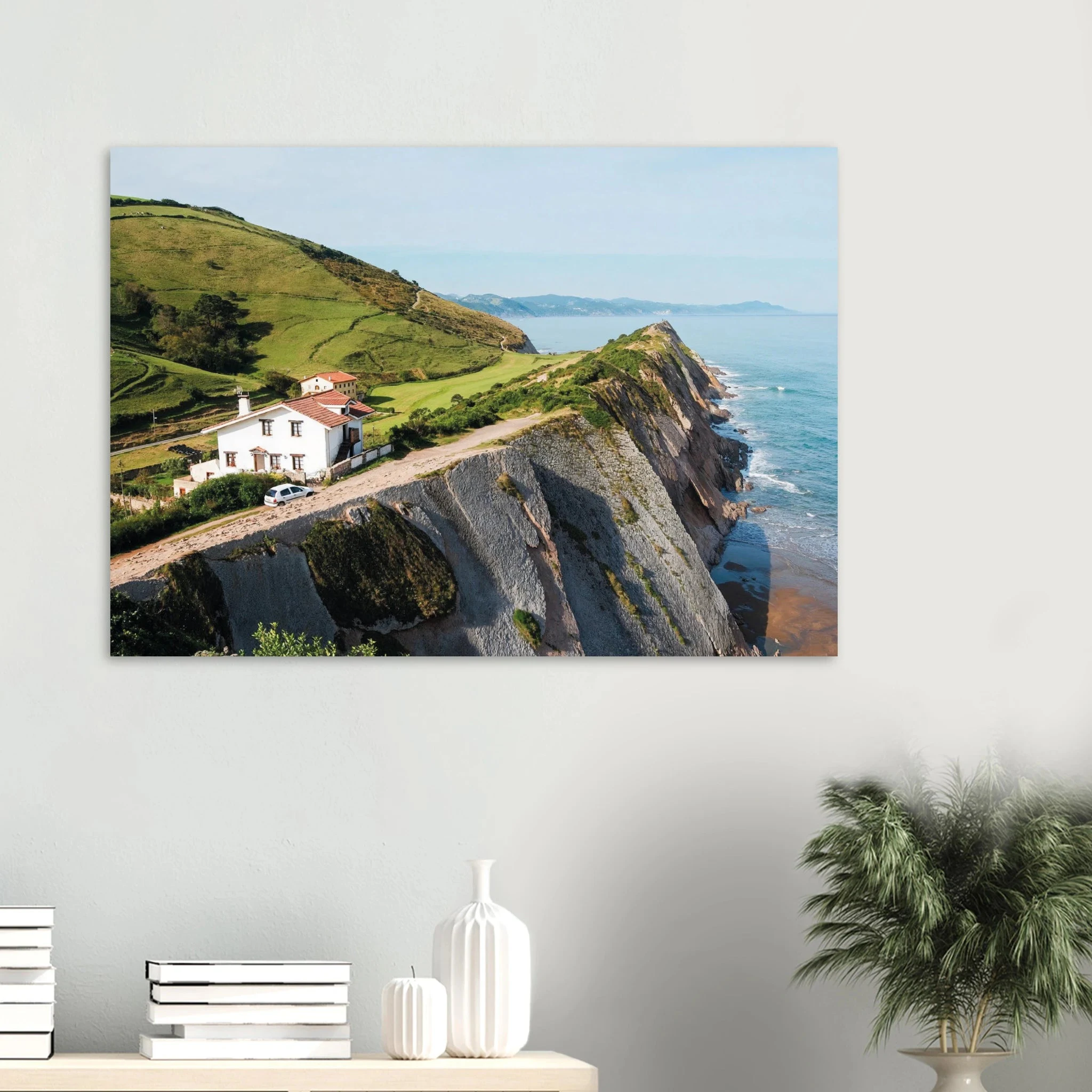 San Vicente de la Barquera, Spanien – Kantabrisches Fischerstädtchen mit Beachbreak Merón und Bergkulisse der Picos de Europa. Kunstdruck auf Alu-Dibond.