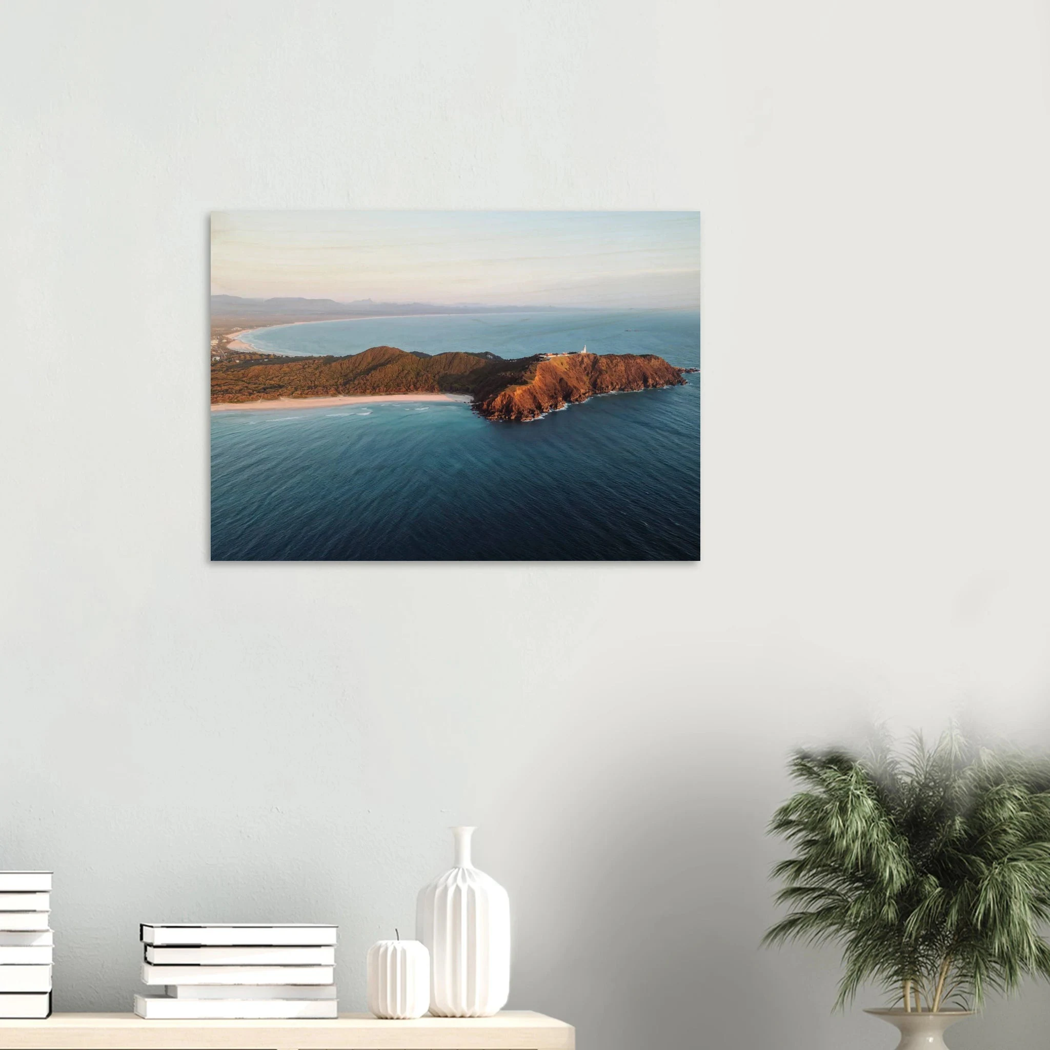 Byron Bay, Australien – Östlichster Punkt Australiens mit langen Pointbreaks und entspanntem Longboard-Flair. Kunstdruck auf Holz.