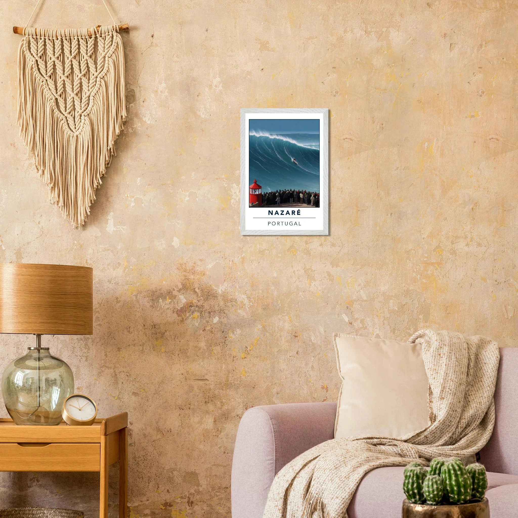 Nazaré, Portugal – Praia do Norte, weltgrößte Big-Wave-Welle Europas an der portugiesischen Atlantikküste. Poster im Galerie-Holzrahmen.