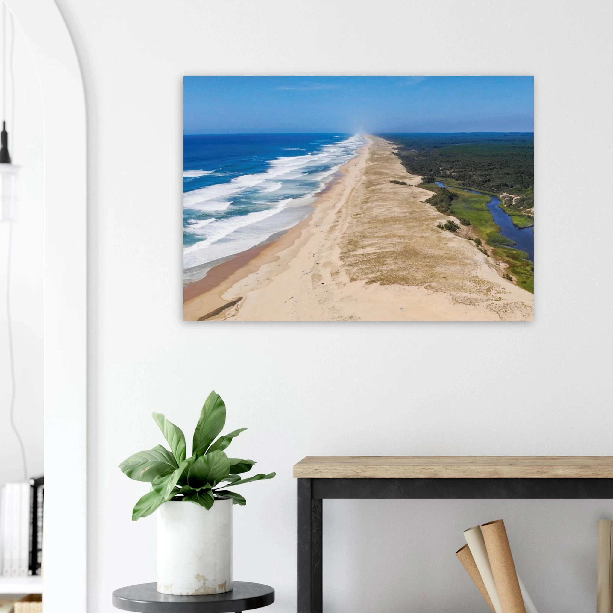Moliets-et-Maa, Frankreich – Ruhiger Pinienwald-Strand in den Landes mit beständigem Atlantik-Swell für alle Levels. Poster.