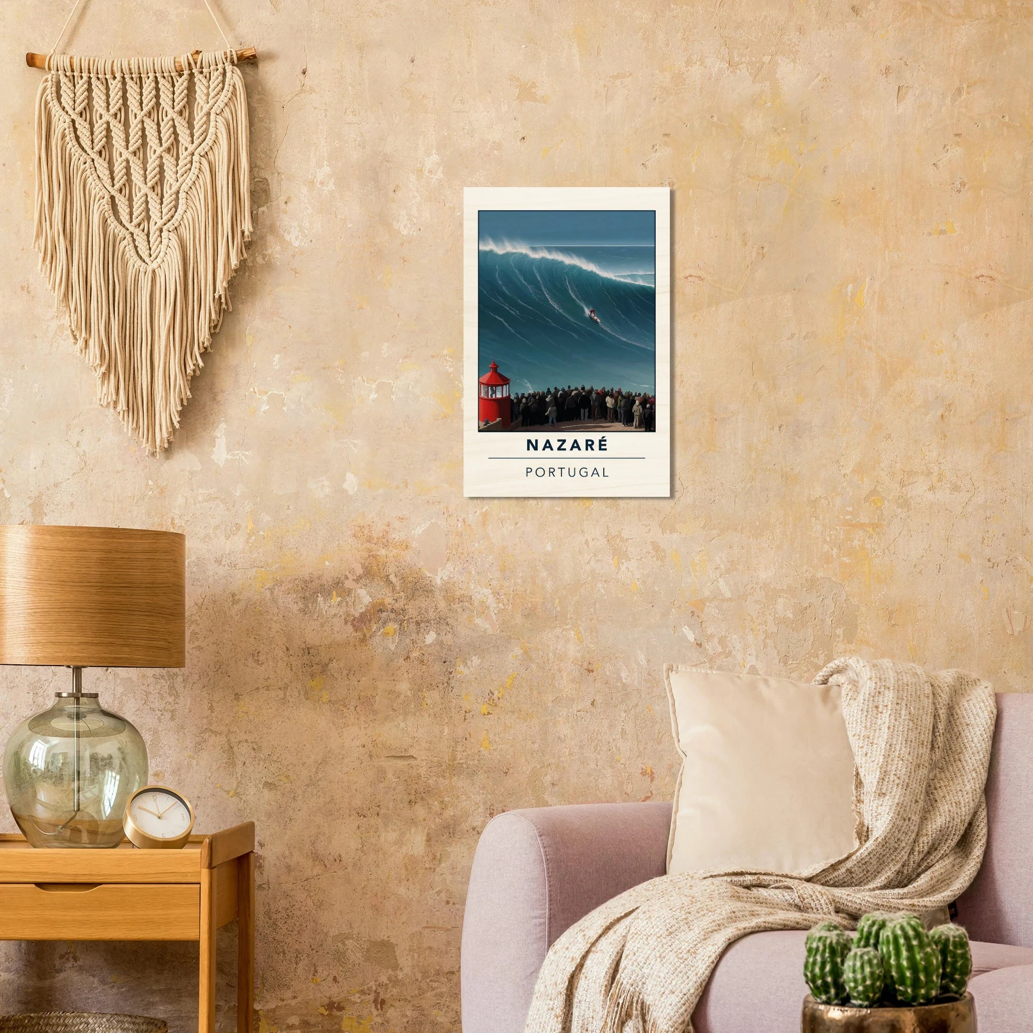 Nazaré, Portugal – Praia do Norte, weltgrößte Big-Wave-Welle Europas an der portugiesischen Atlantikküste. Kunstdruck auf Holz.