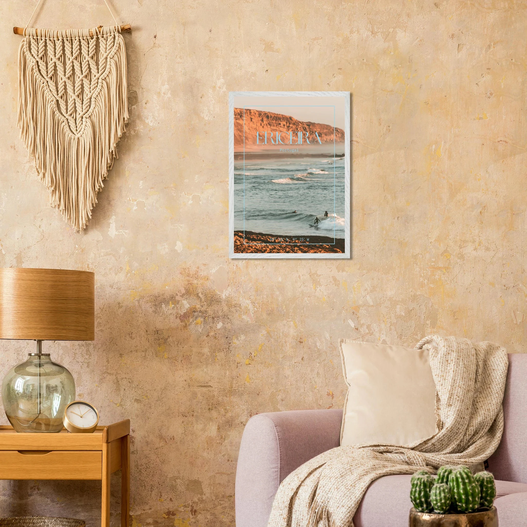 Ericeira, Portugal – World Surfing Reserve nördlich von Lissabon mit Reefbreaks wie Coxos und Ribeira d'Ilhas. Poster im Galerie-Holzrahmen.