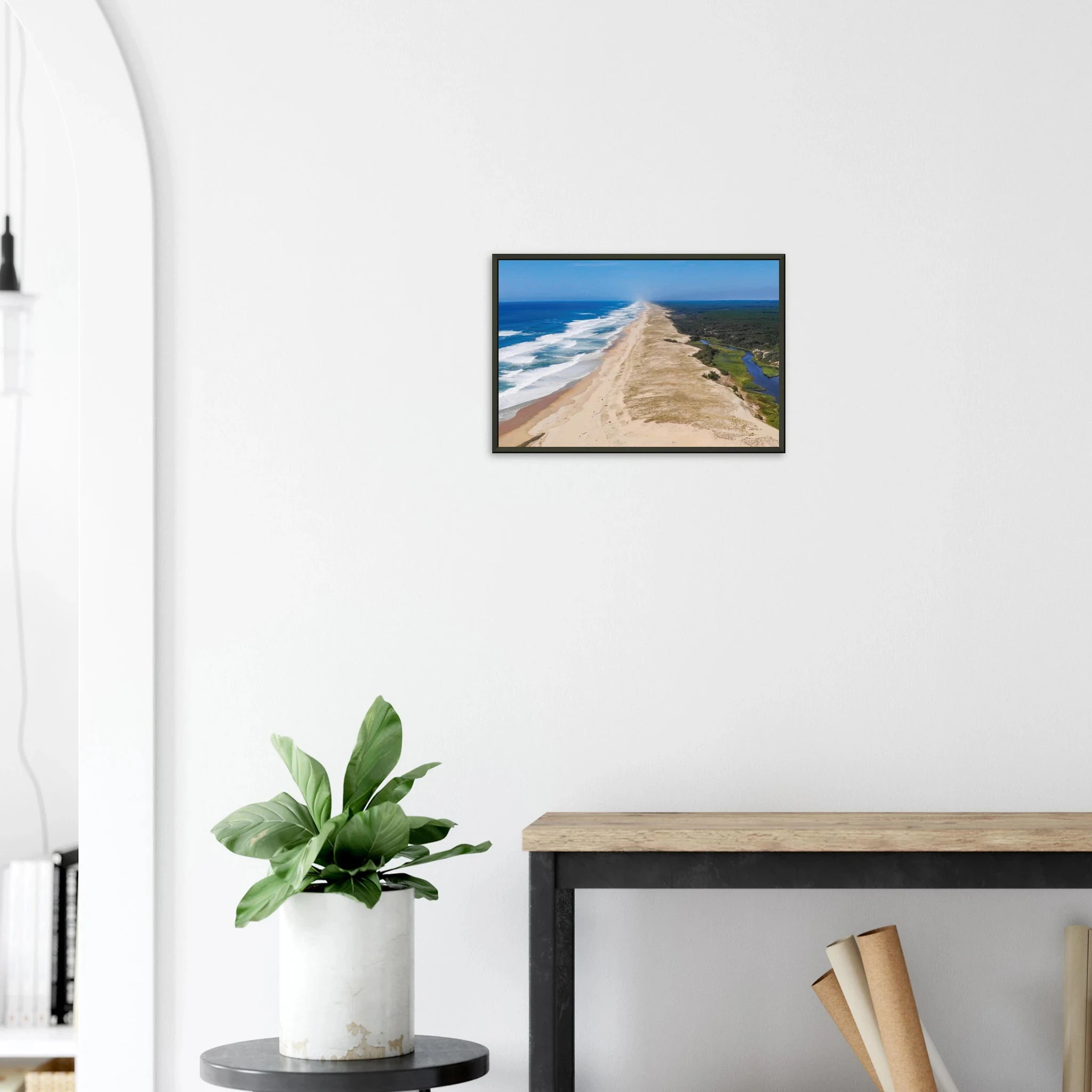 Moliets-et-Maa, Frankreich – Ruhiger Pinienwald-Strand in den Landes mit beständigem Atlantik-Swell für alle Levels. Poster im Metallrahmen.