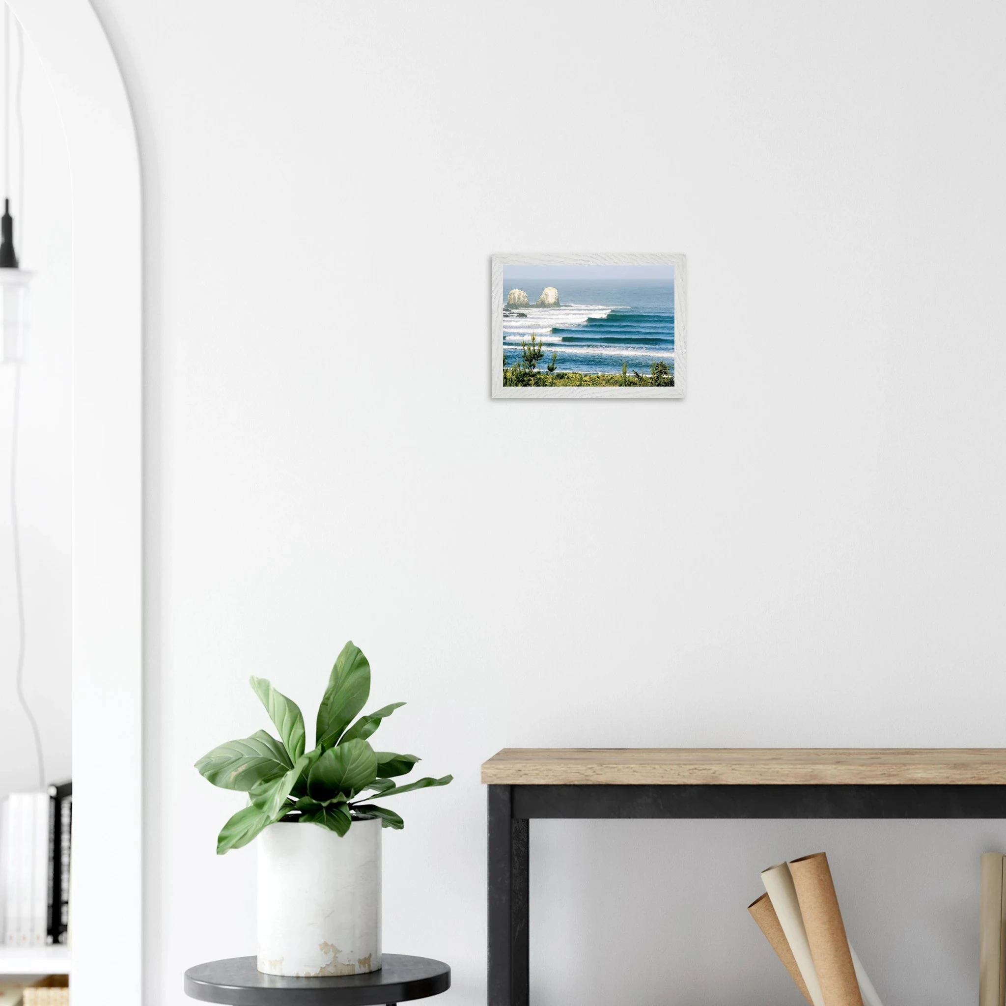 Punta de Lobos, Chile – Linker Pointbreak bei Pichilemu mit charakteristischen Felsnadeln Los Morros. Kunstdruck im Galerie-Holzrahmen auf mattem Premiumpapier.