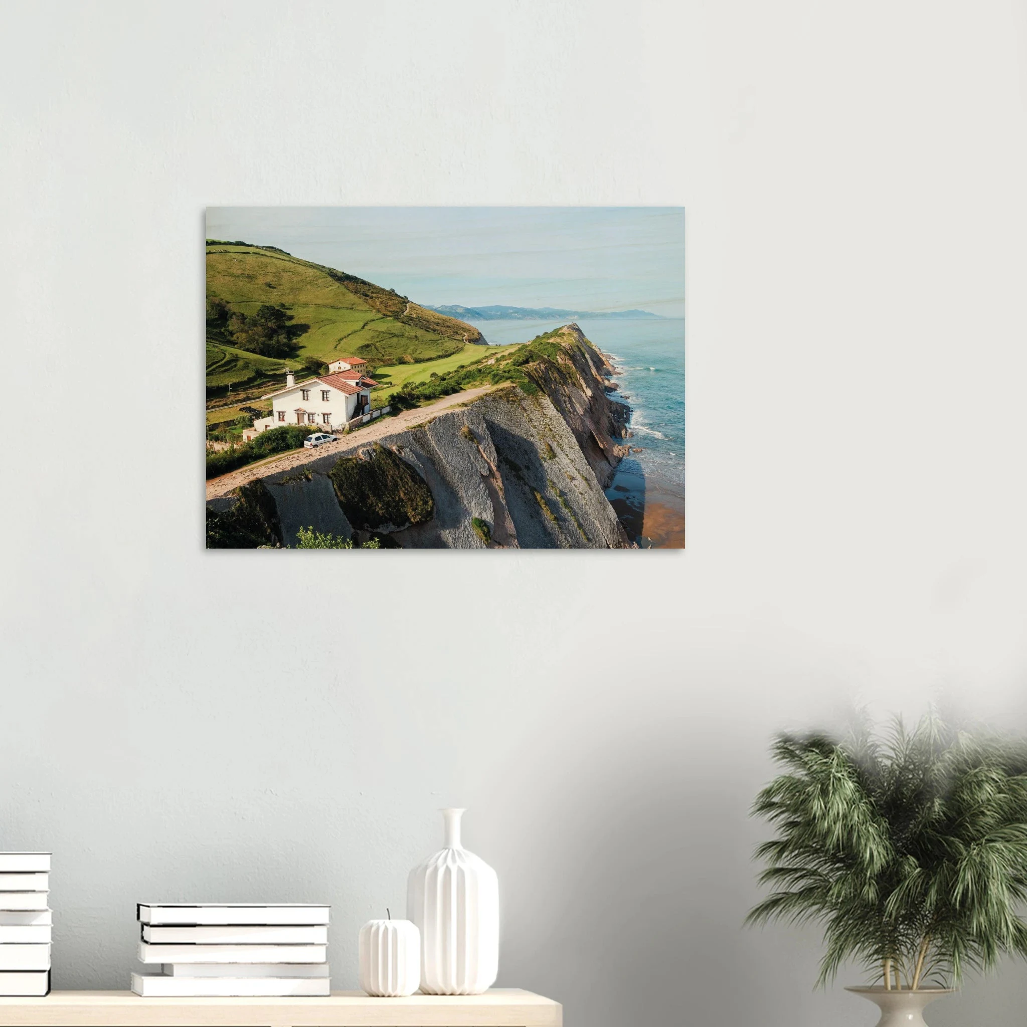 San Vicente de la Barquera, Spanien – Kantabrisches Fischerstädtchen mit Beachbreak Merón und Bergkulisse der Picos de Europa. Kunstdruck auf Holz.